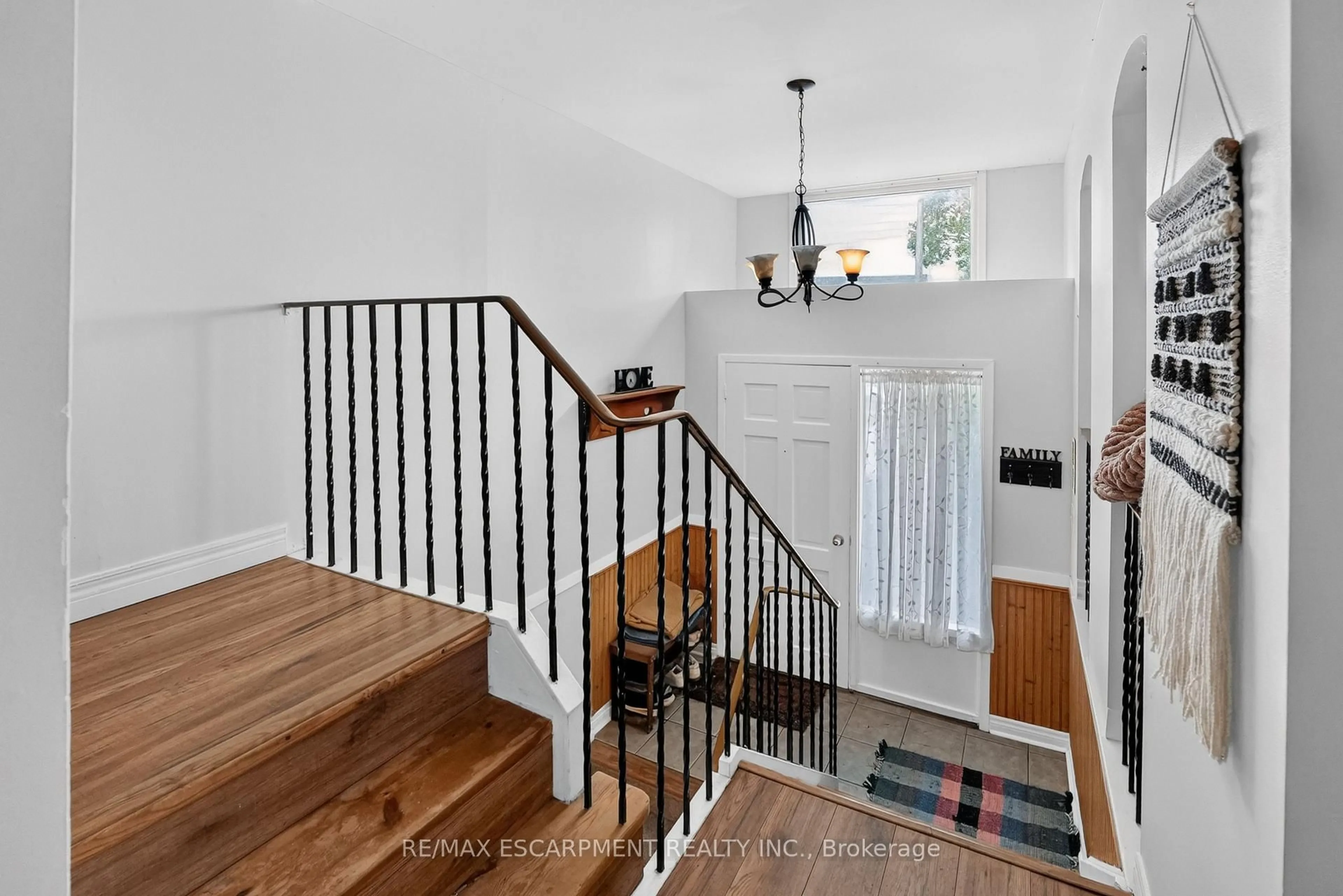 Indoor entryway for 132 LOCK St #3, Haldimand Ontario N1A 1T9