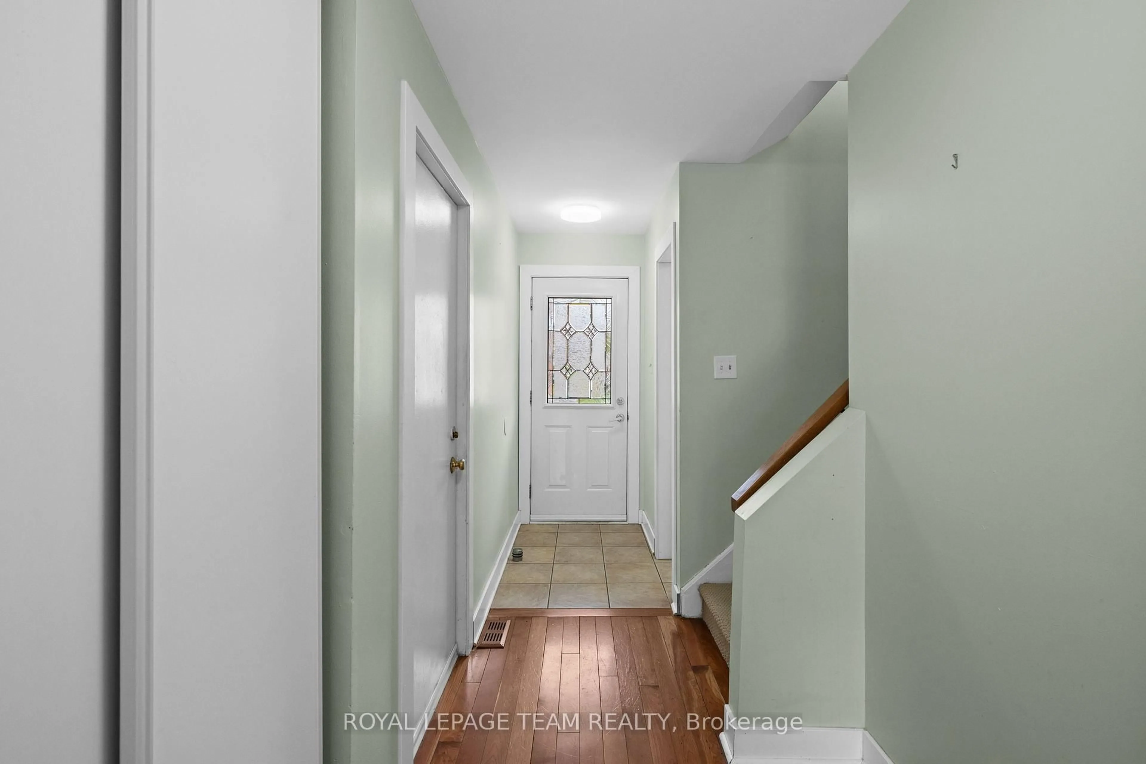 Indoor entryway for 3 Benlark Rd, Barrhaven Ontario K2J 2L5