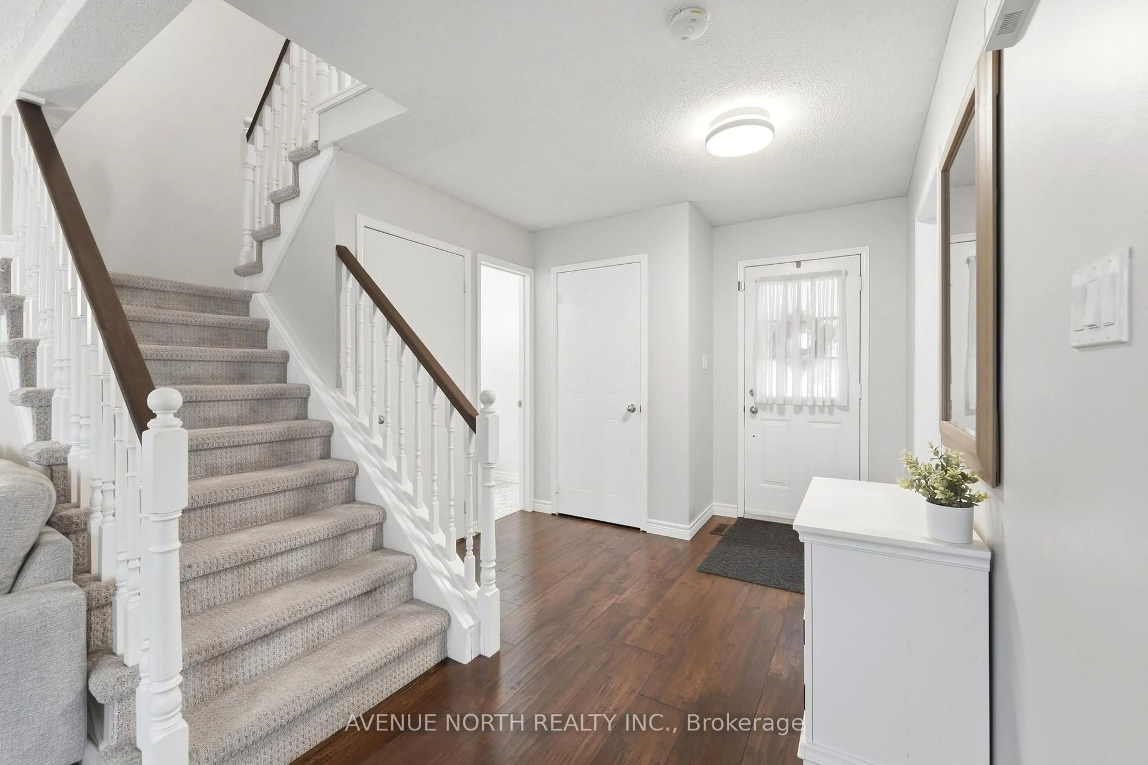 Indoor entryway for 12 Pleasant Grove Terr, Grimsby Ontario L3M 5G8