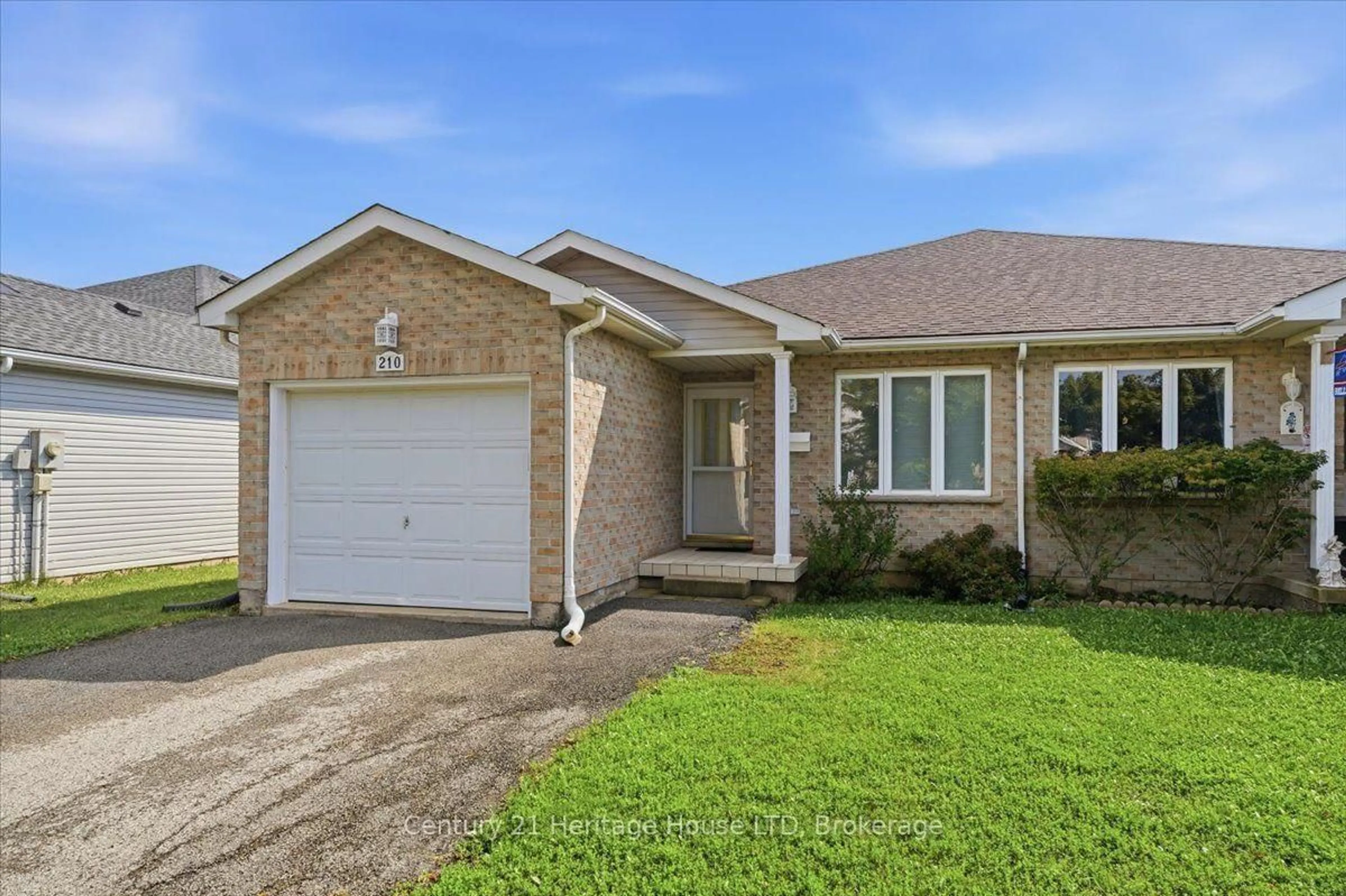 Home with brick exterior material, street for 210 Oakcrest Ave, Welland Ontario L3C 7K3