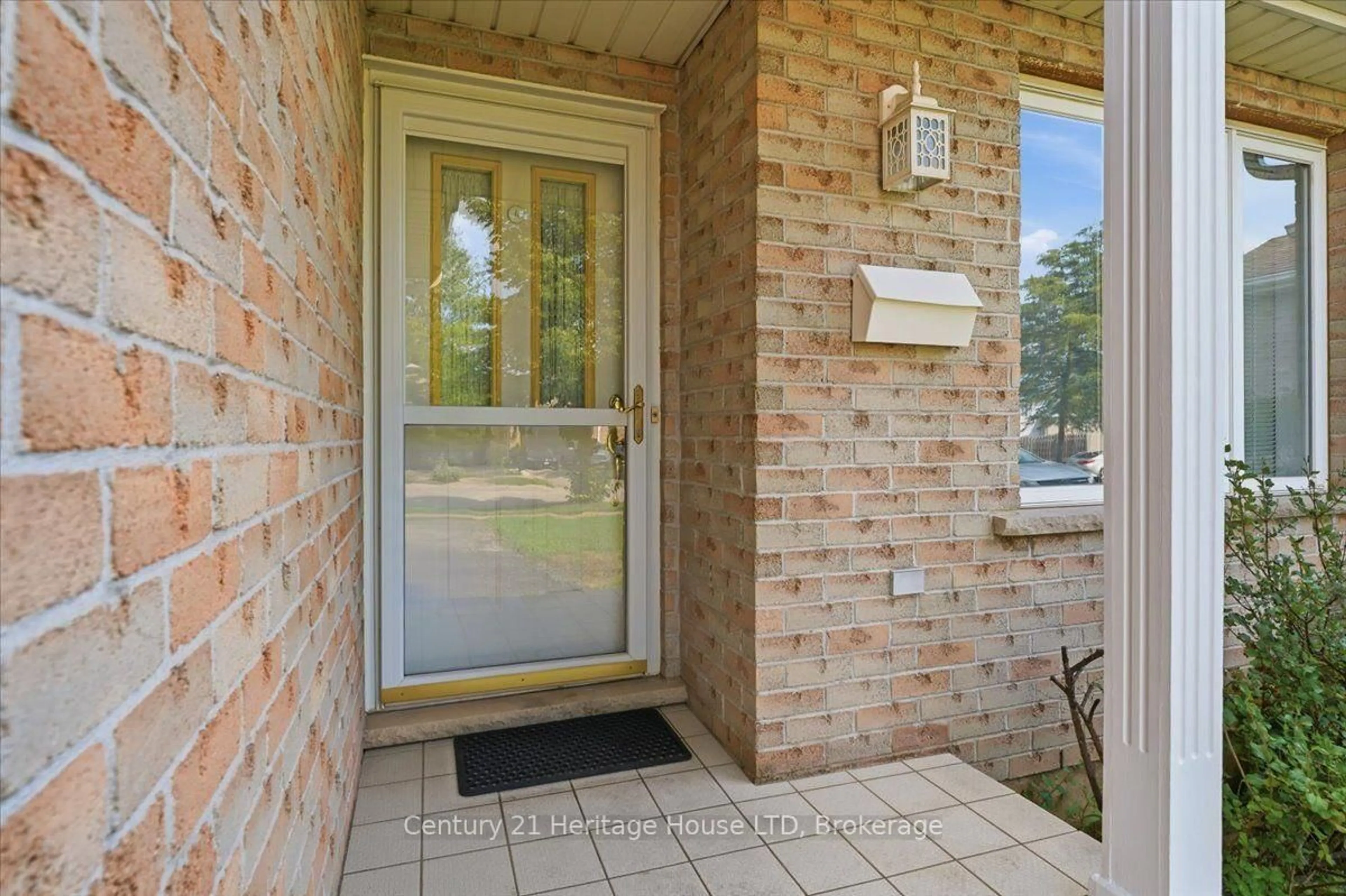 Indoor entryway for 210 Oakcrest Ave, Welland Ontario L3C 7K3