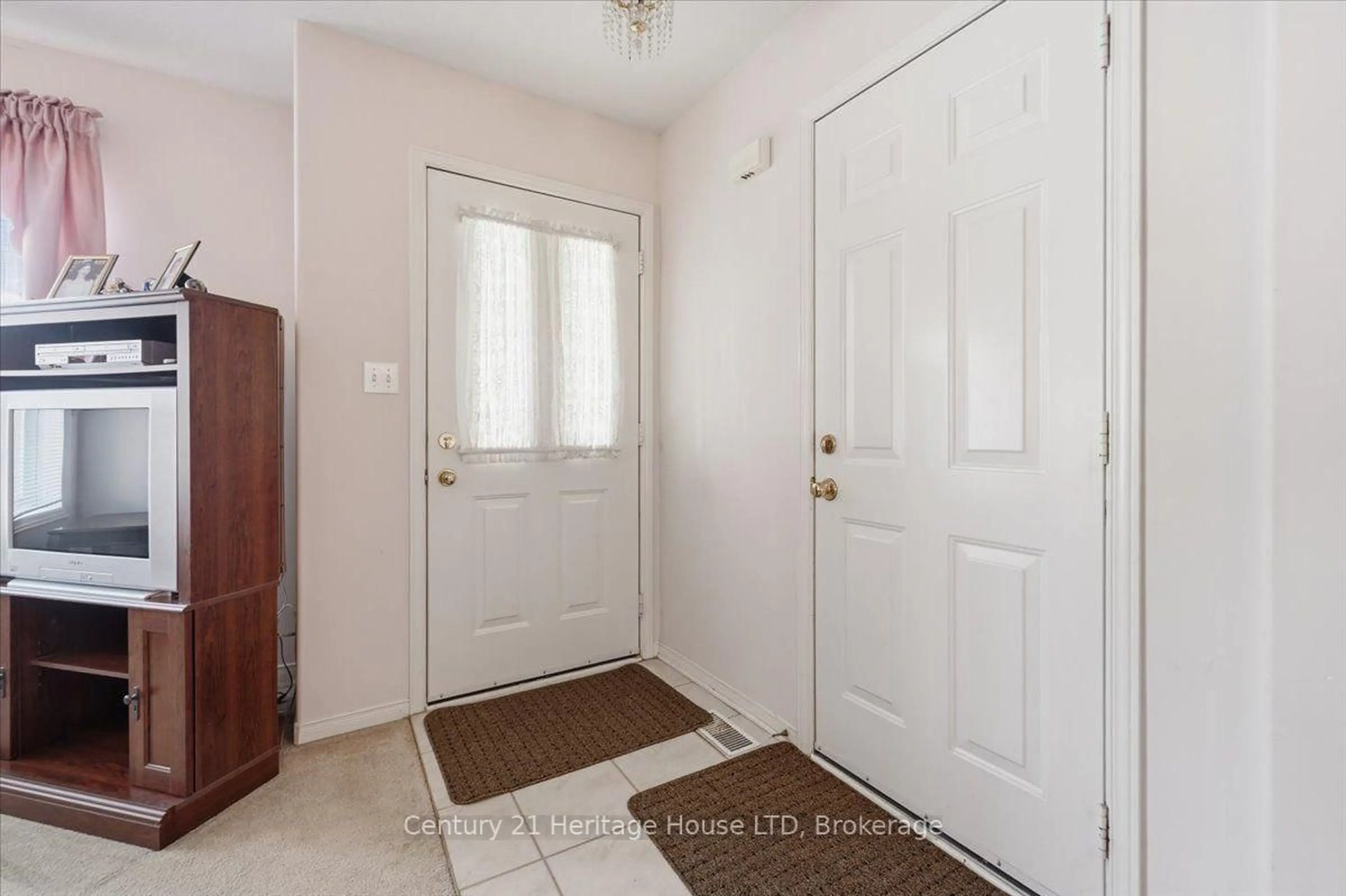 Indoor entryway for 210 Oakcrest Ave, Welland Ontario L3C 7K3