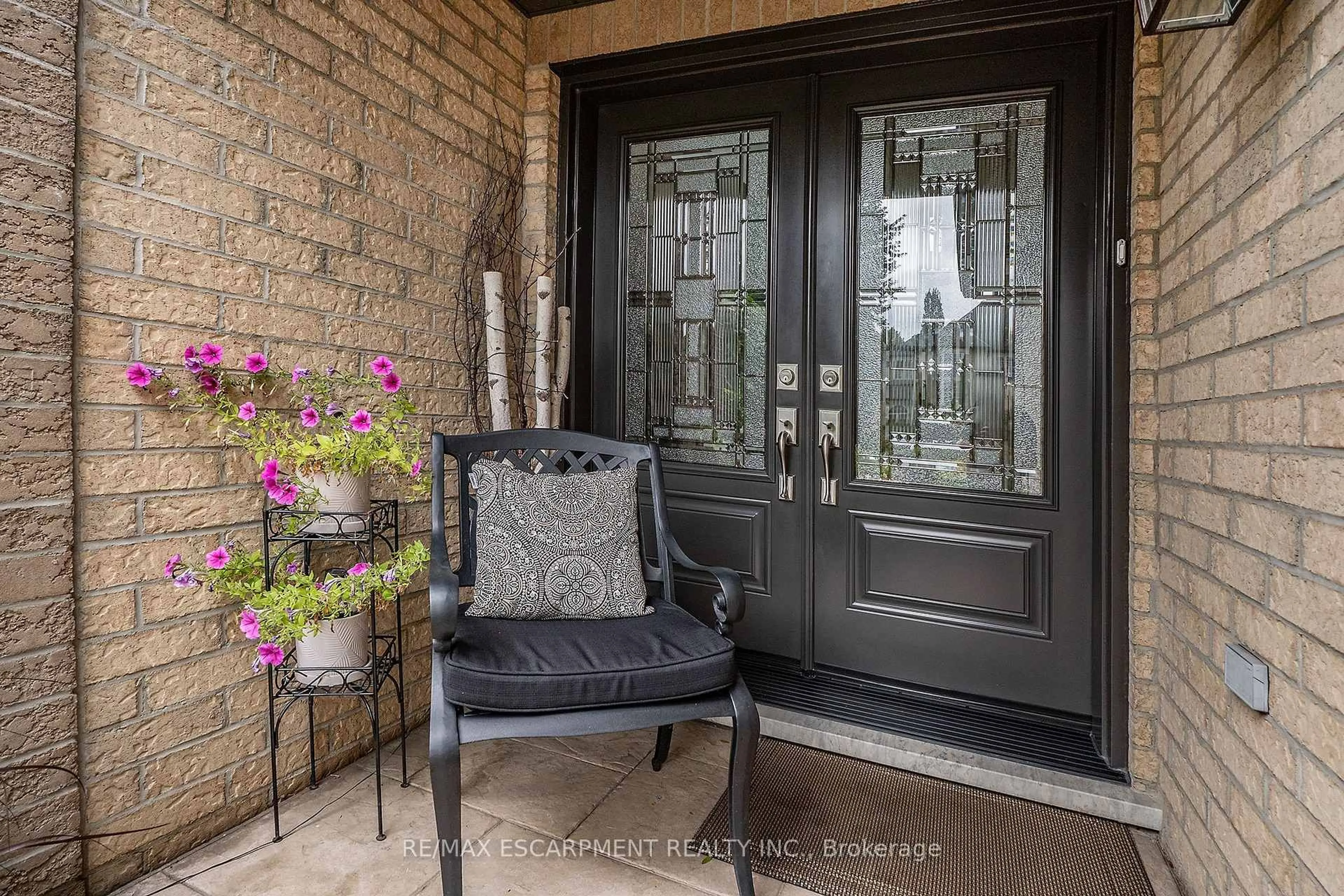 Indoor entryway for 90 Surrey Dr, Hamilton Ontario L9K 1L9
