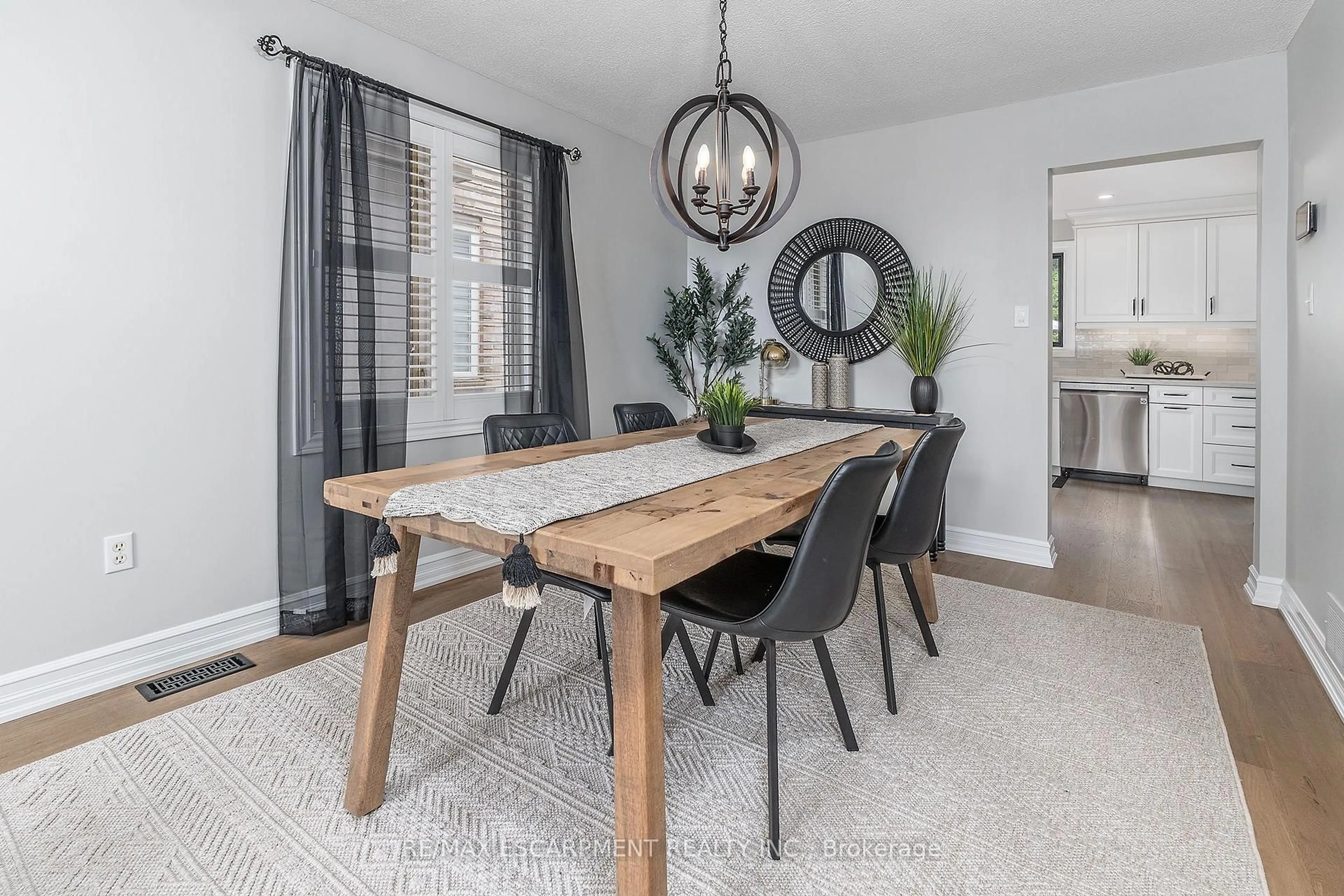 Dining room, unknown for 90 Surrey Dr, Hamilton Ontario L9K 1L9