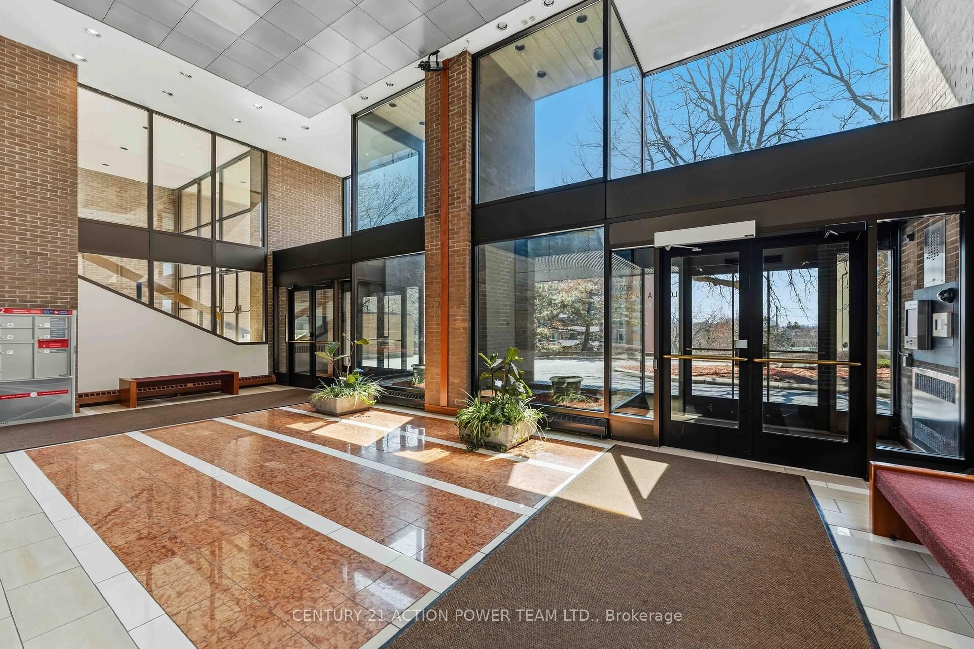 Indoor foyer for 505 ST LAURENT Blvd #903, Ottawa Ontario K1K 3X4