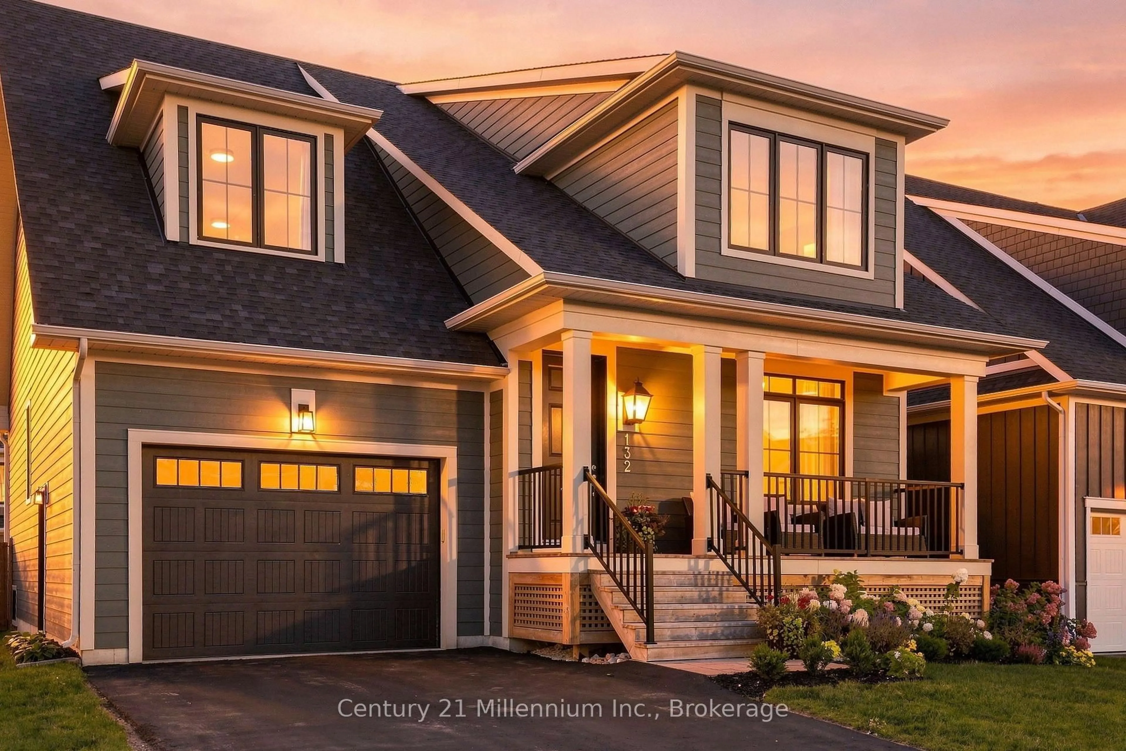 Home with vinyl exterior material, mountain view for 132 Sycamore St, Blue Mountains Ontario L9Y 4E2