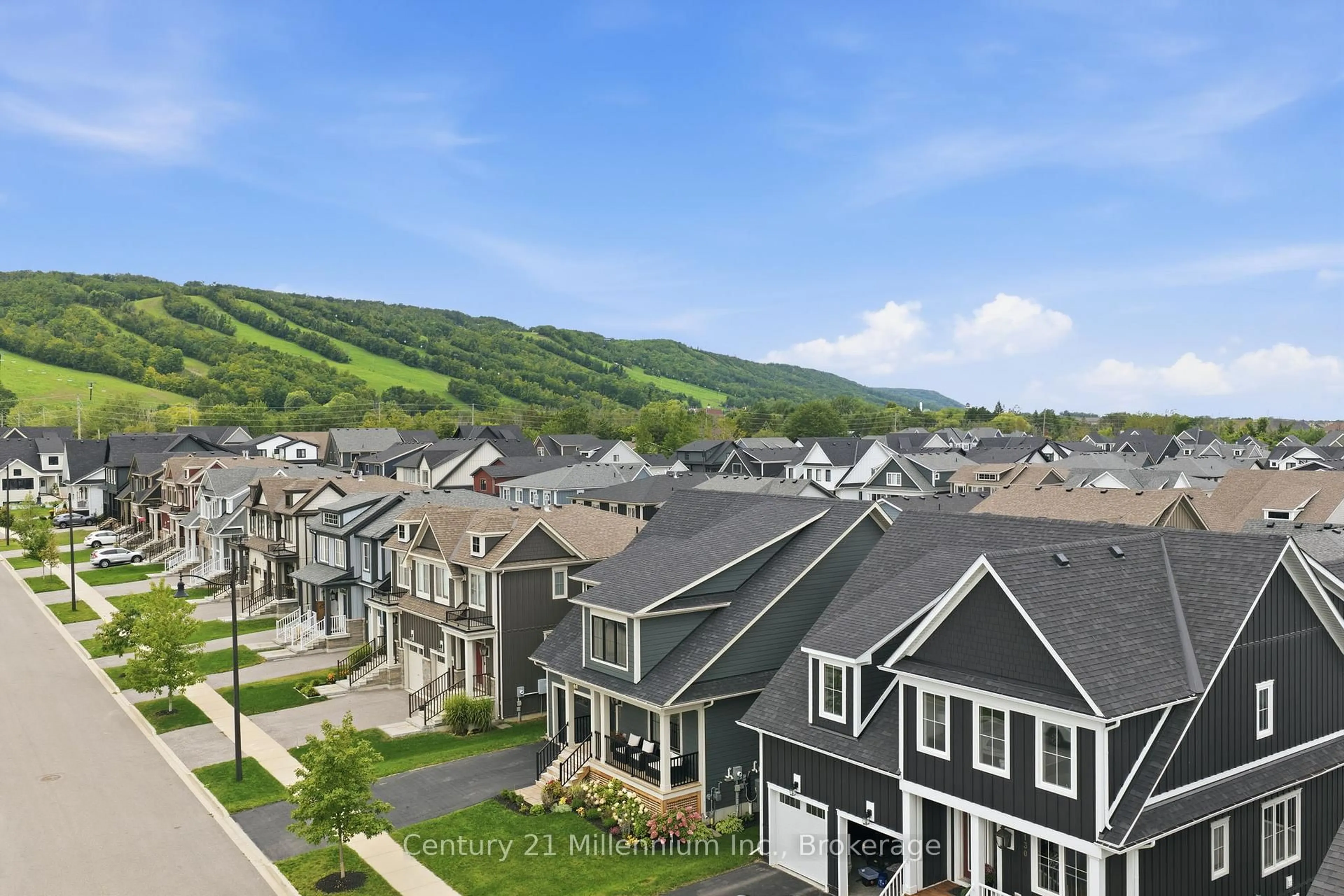 A pic from outside/outdoor area/front of a property/back of a property/a pic from drone, mountain view for 132 Sycamore St, Blue Mountains Ontario L9Y 4E2