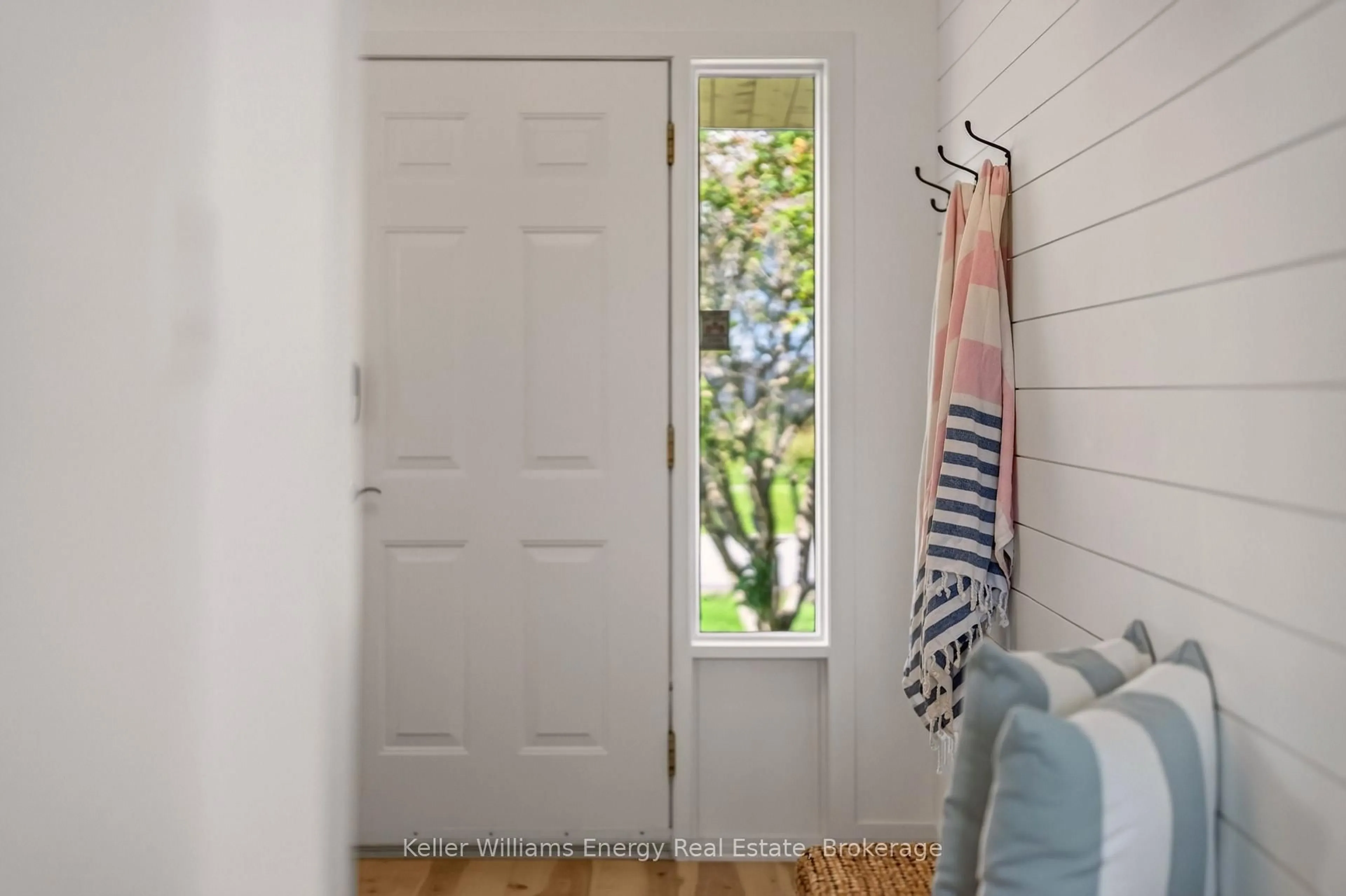 Indoor entryway for 5 Harbourview Cres, Prince Edward County Ontario K0K 3L0