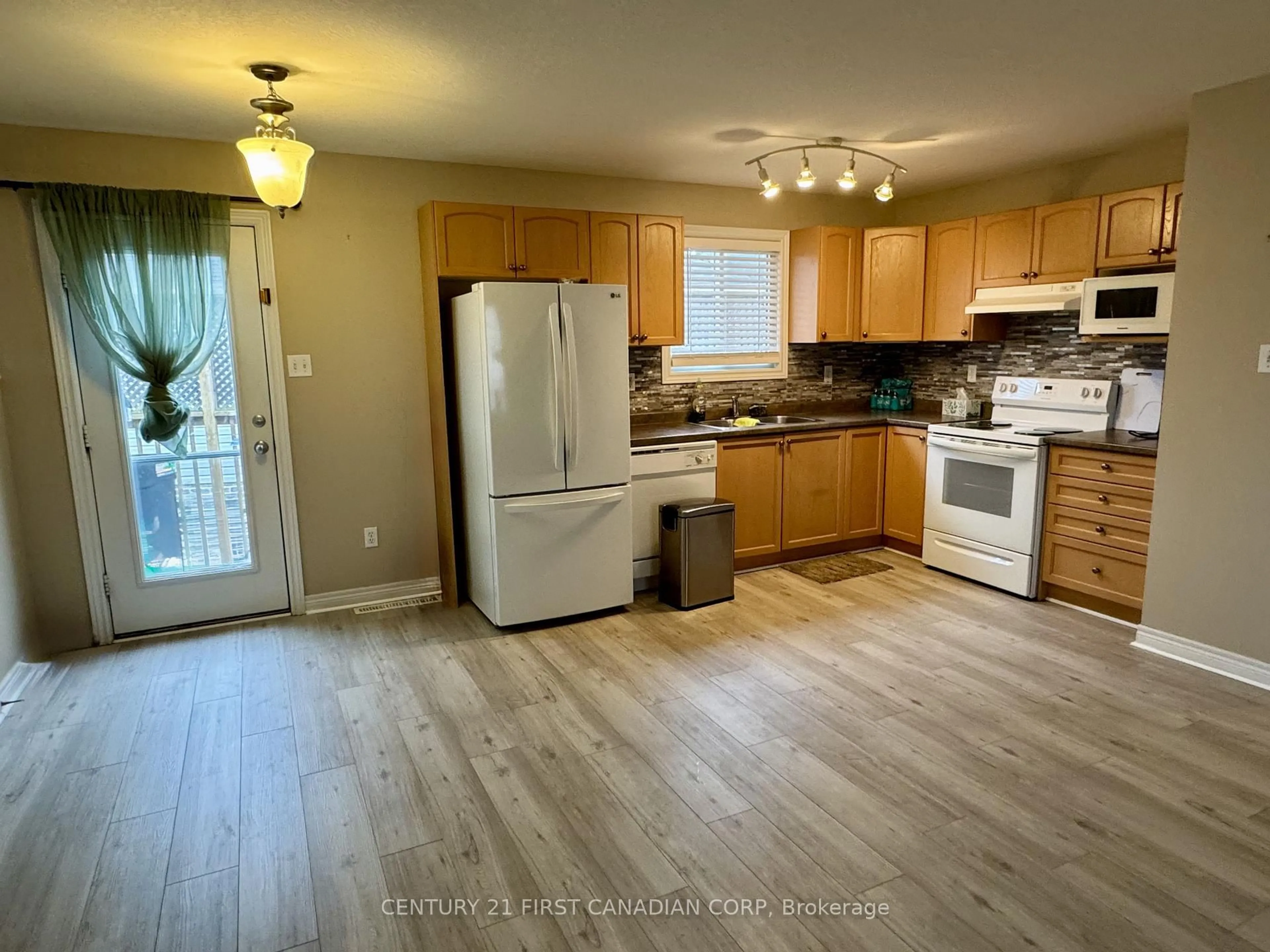 Open concept kitchen, unknown for 994 Marigold St, London North Ontario N5X 4N8