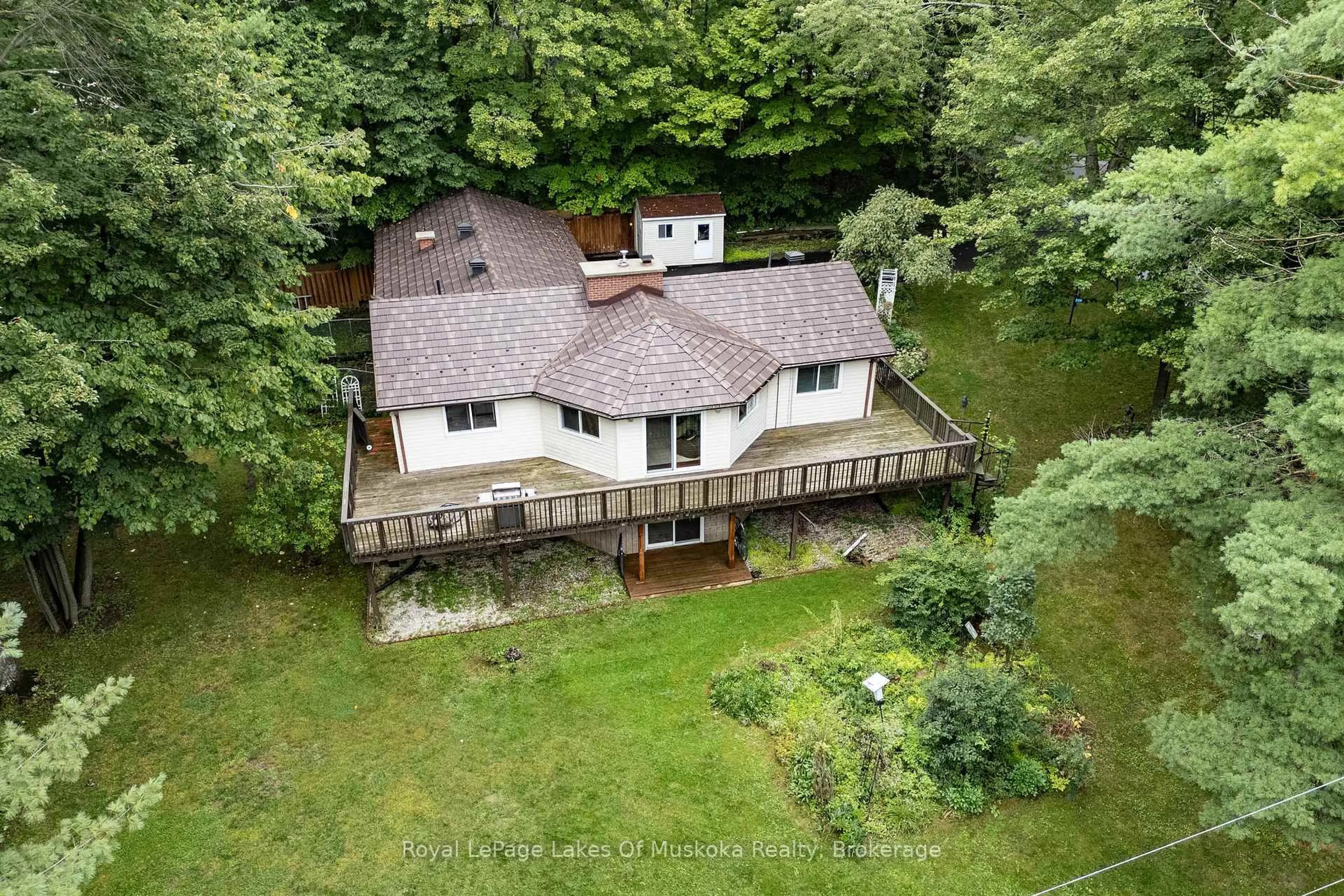 A pic from outside/outdoor area/front of a property/back of a property/a pic from drone, unknown for 230 Lakeview Ave, Gravenhurst Ontario P1P 1R4