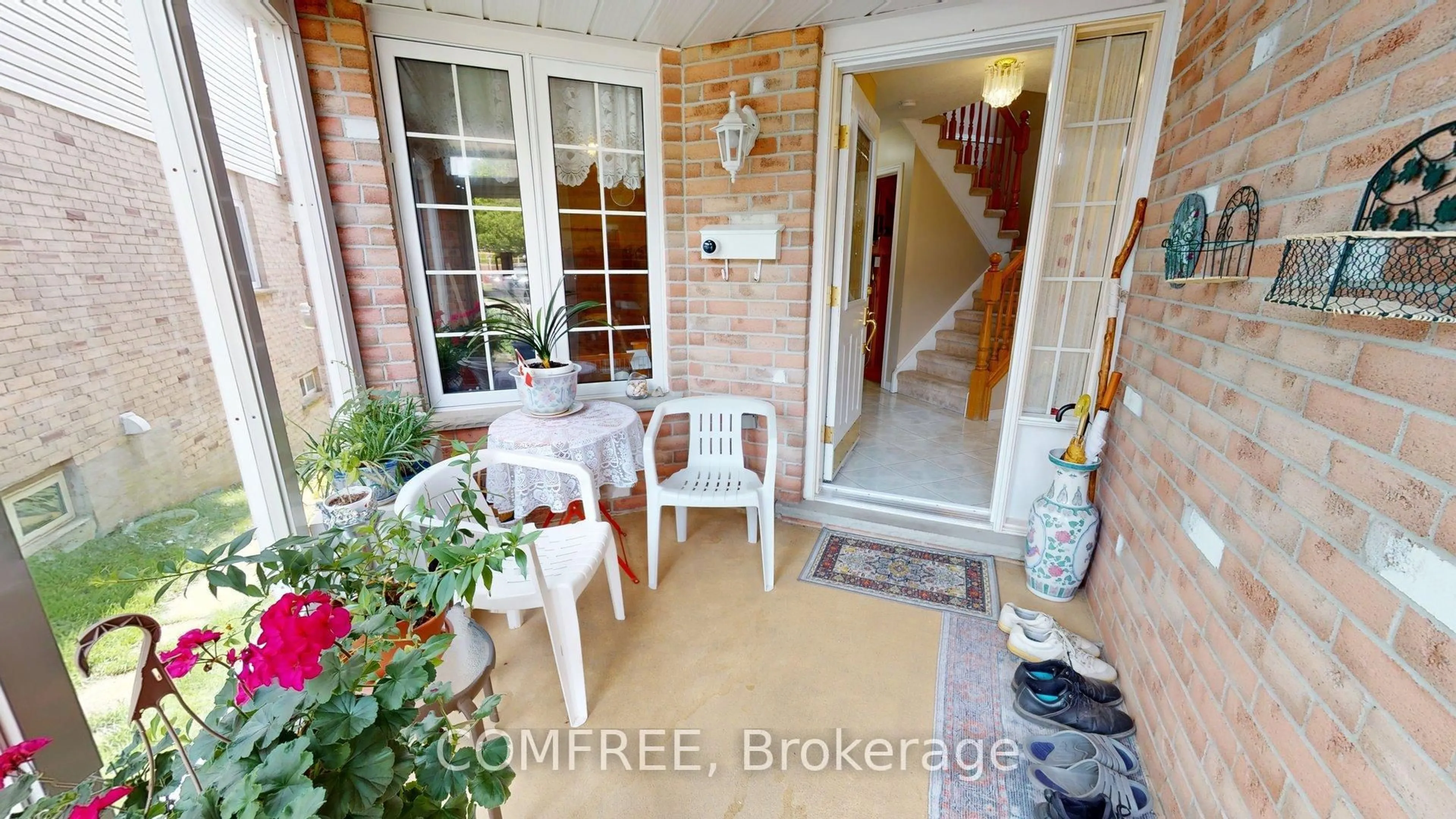 Indoor entryway for 115 Resurrection Dr, Kitchener Ontario N2N 3H3