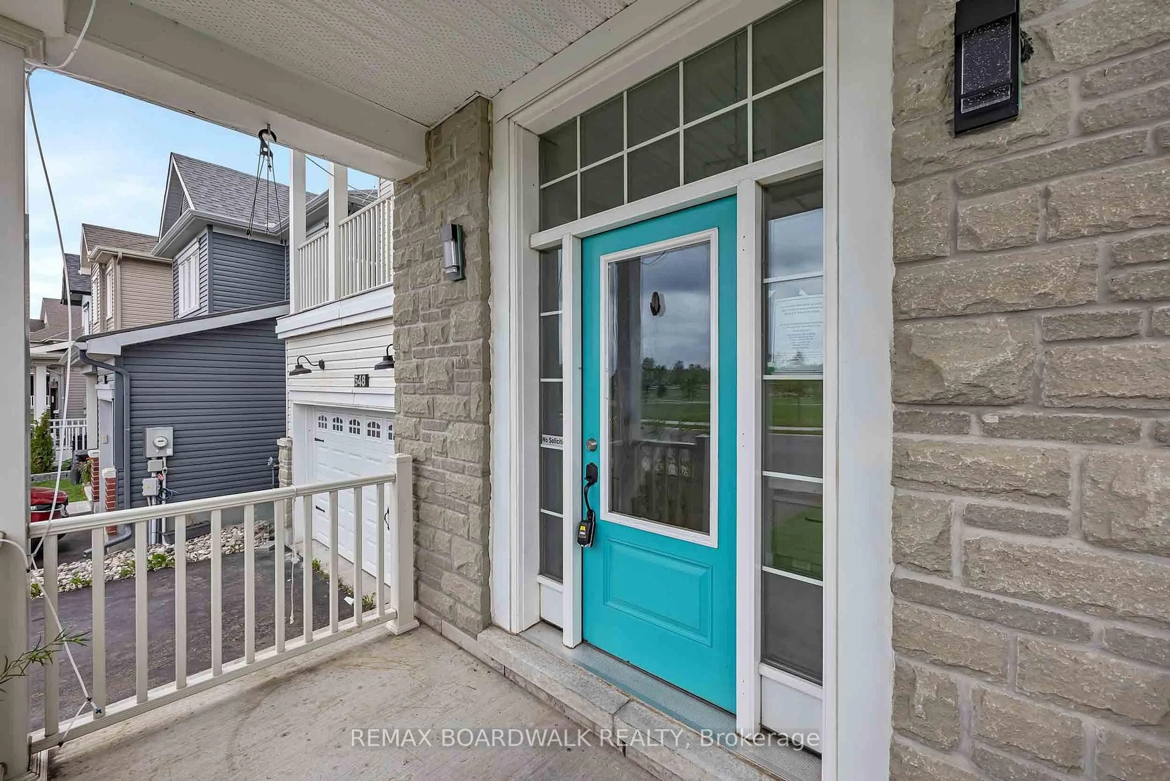 Indoor entryway for 648 Decoeur Dr, Orleans Ontario K4A 1G4