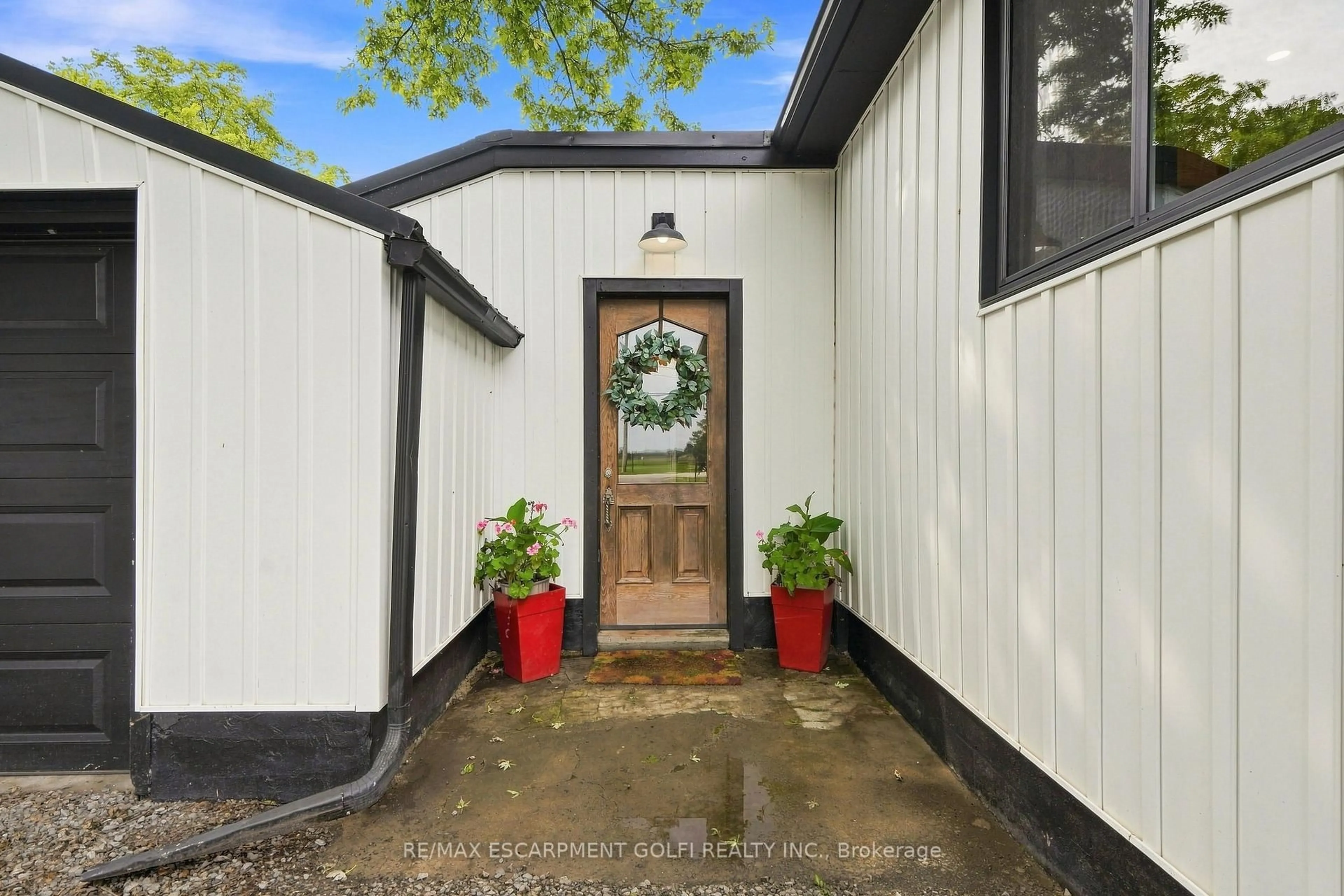 Indoor entryway for 1368 Lorraine Rd, Port Colborne Ontario L3K 5V3