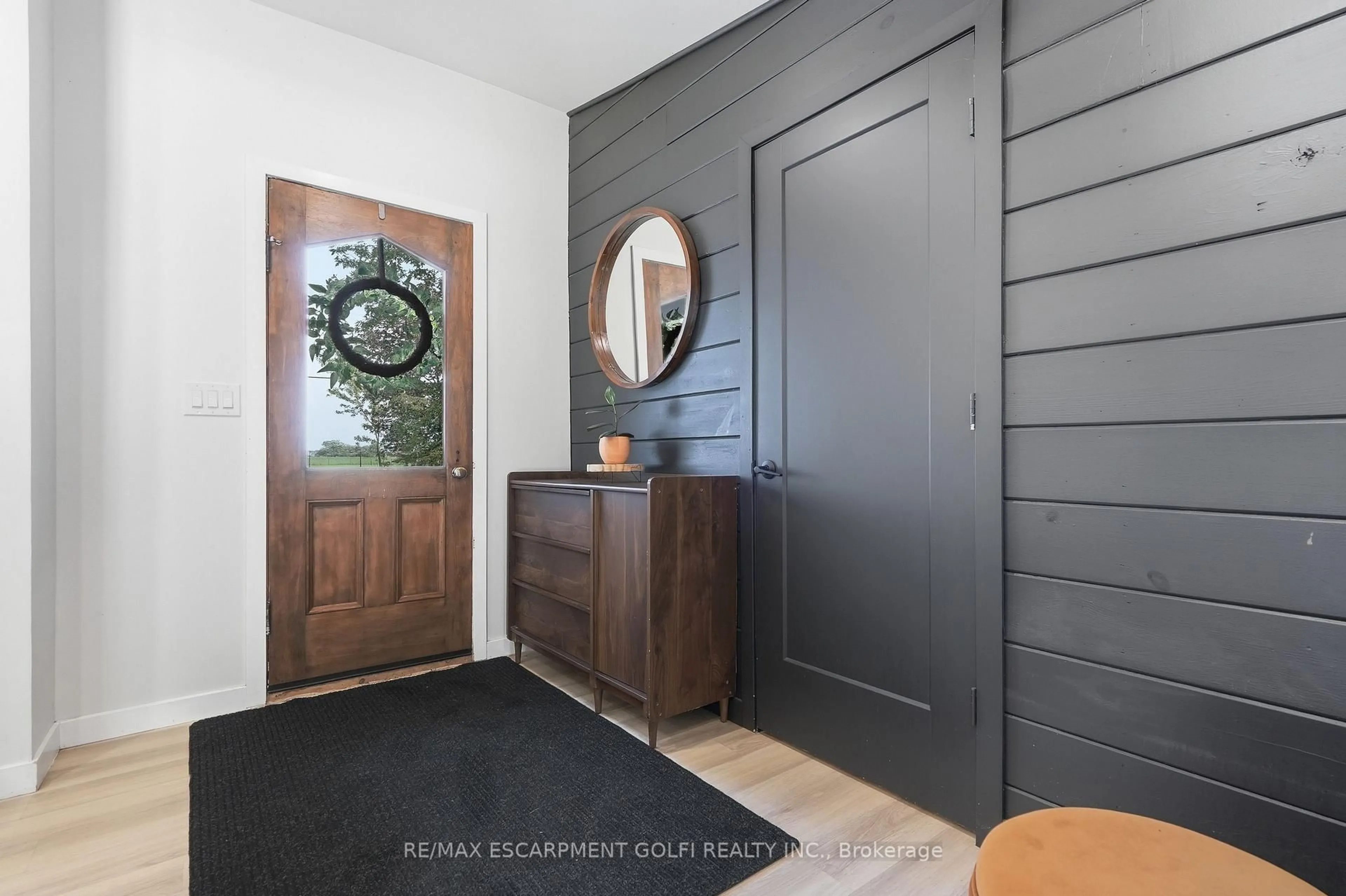 Indoor entryway for 1368 Lorraine Rd, Port Colborne Ontario L3K 5V3