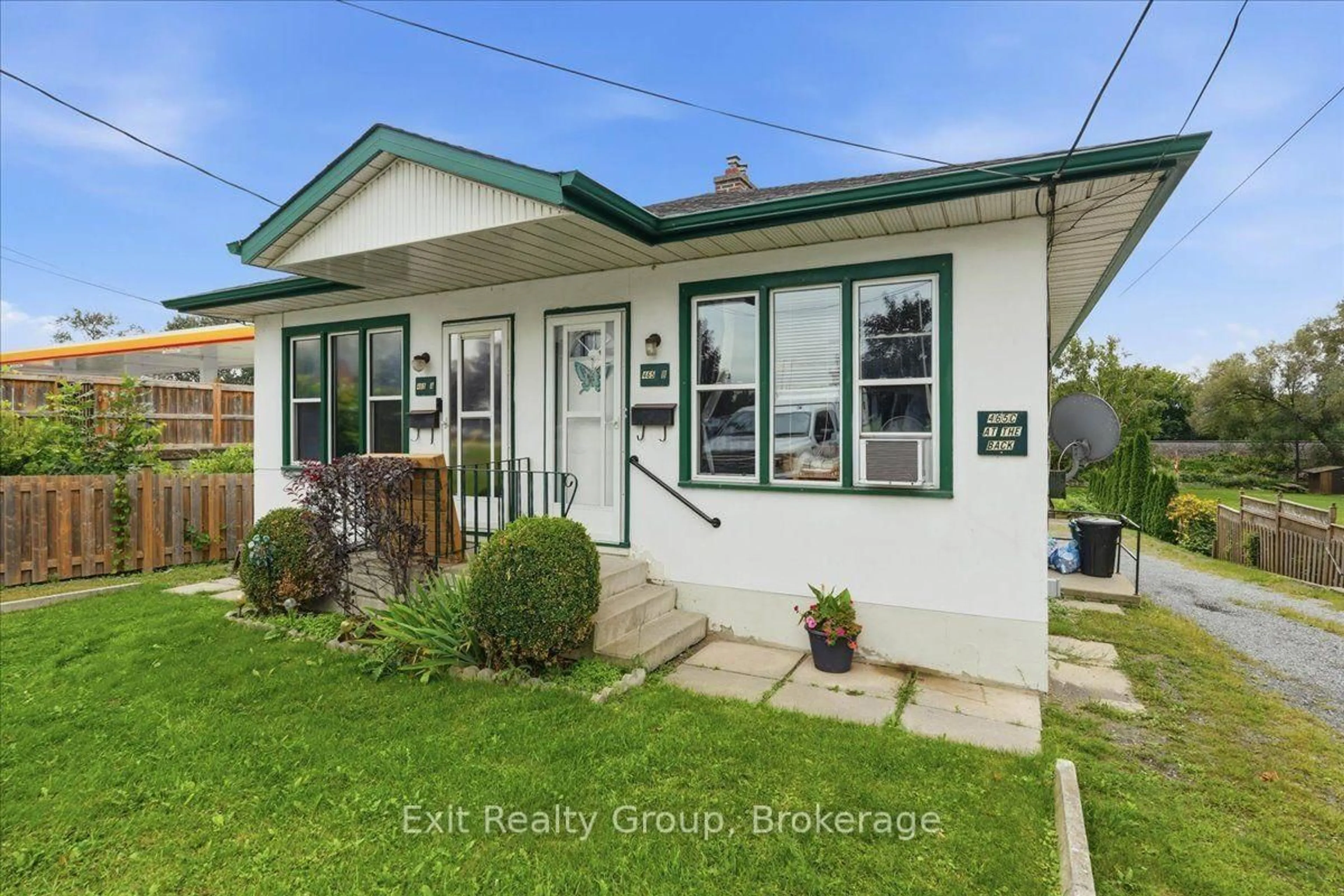 Home with vinyl exterior material, street for 465 Dundas St, Belleville Ontario K8P 1B6