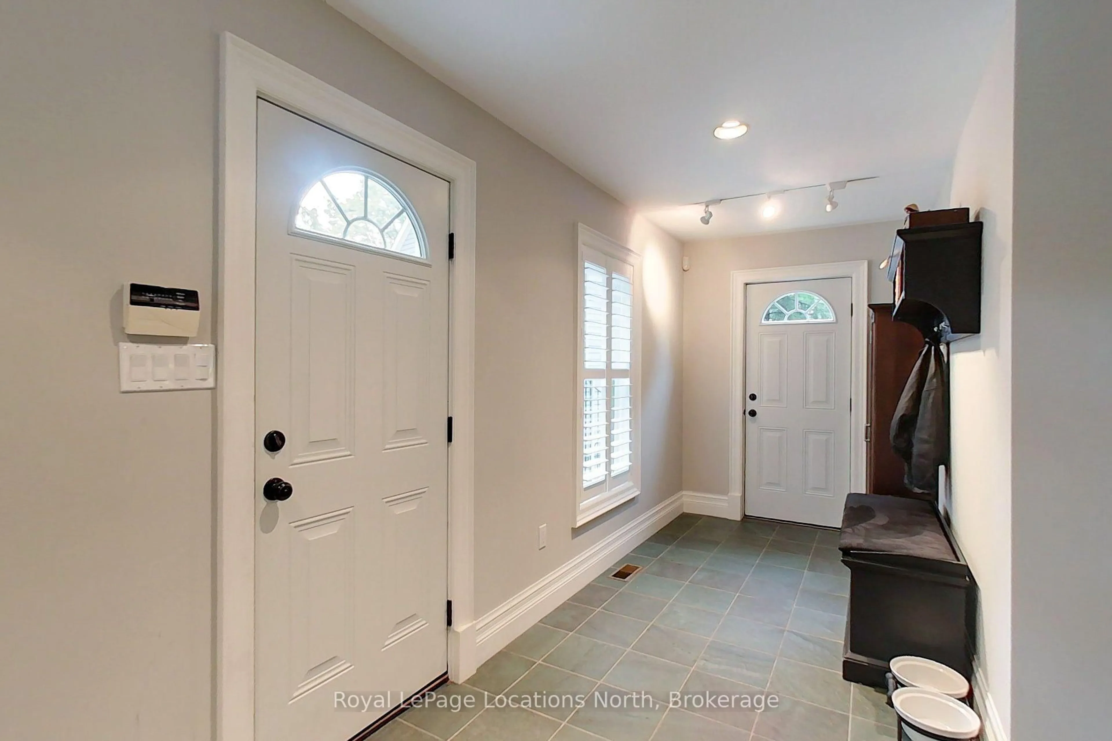 Indoor entryway for 40 Alice St, Blue Mountains Ontario N0H 2P0