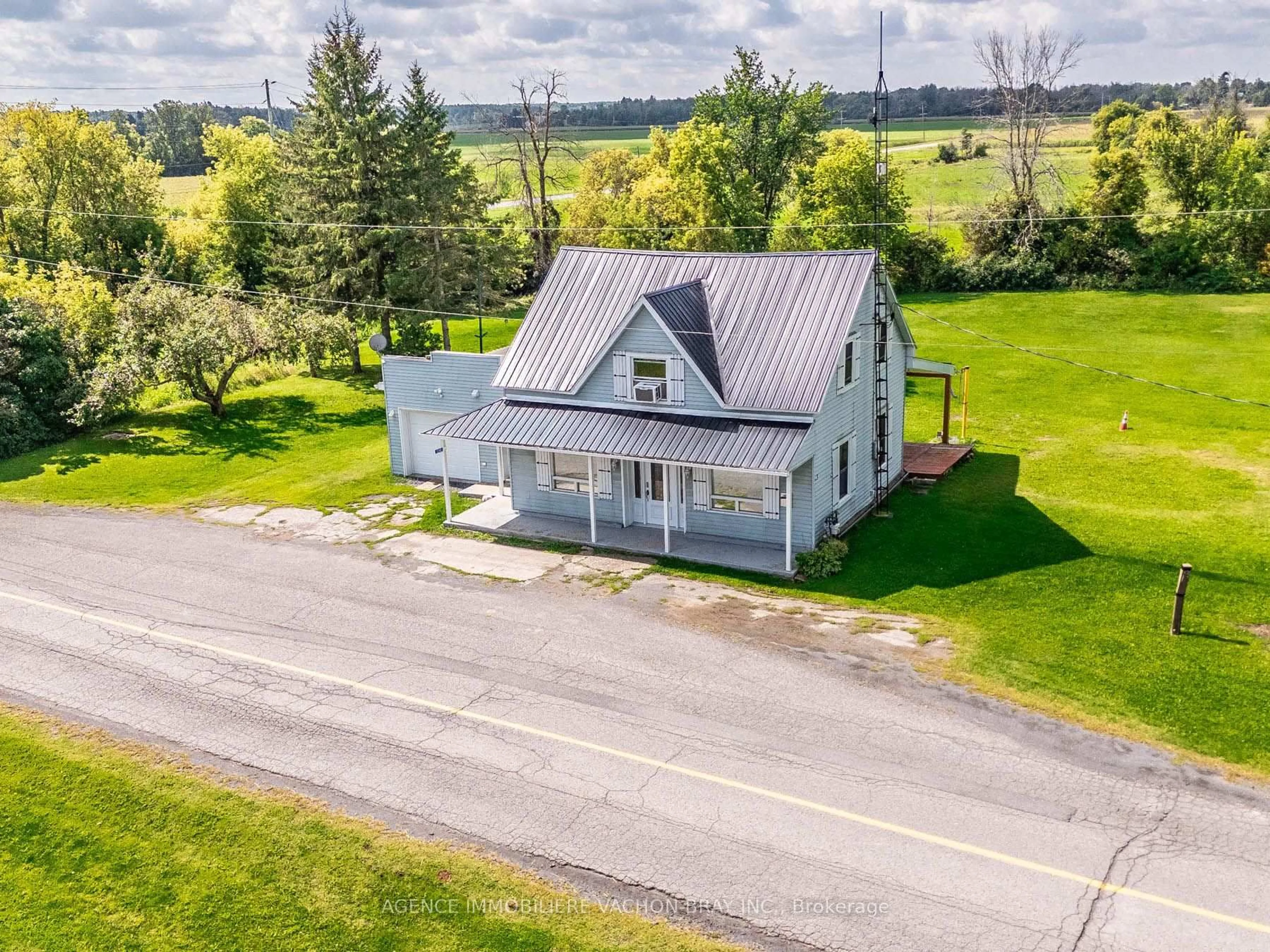 A pic from outside/outdoor area/front of a property/back of a property/a pic from drone, unknown for 1290 Tannery Rd, North Glengarry Ontario K0B 1E0