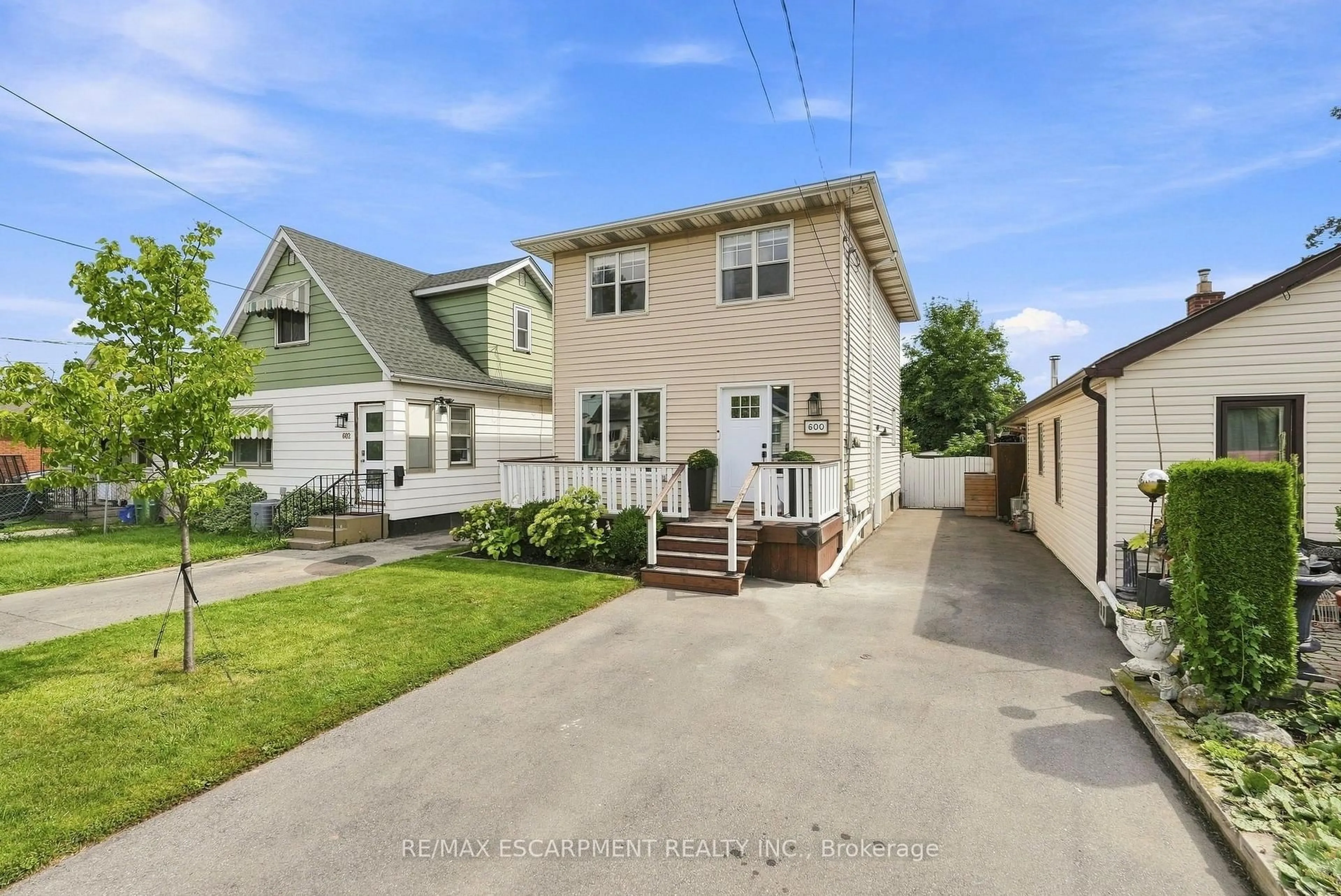 A pic from outside/outdoor area/front of a property/back of a property/a pic from drone, street for 600 Quebec St, Hamilton Ontario L8H 6V4
