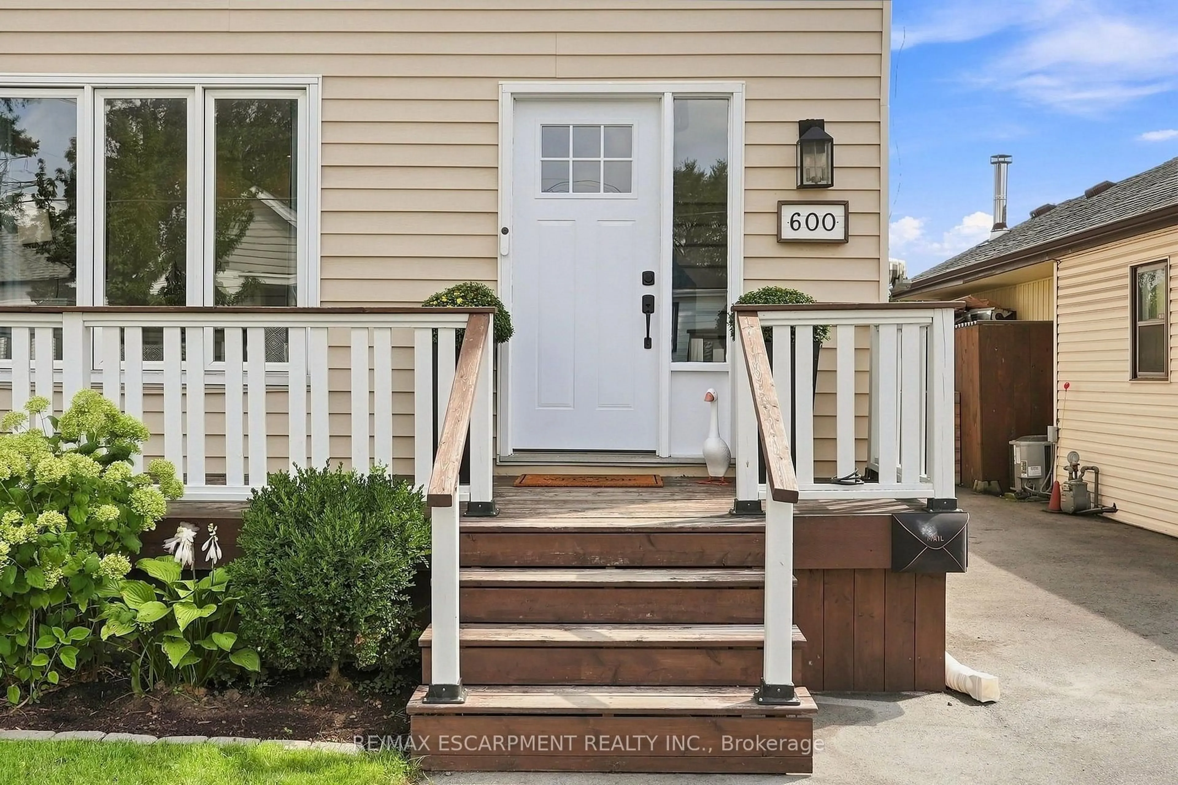 Indoor entryway for 600 Quebec St, Hamilton Ontario L8H 6V4
