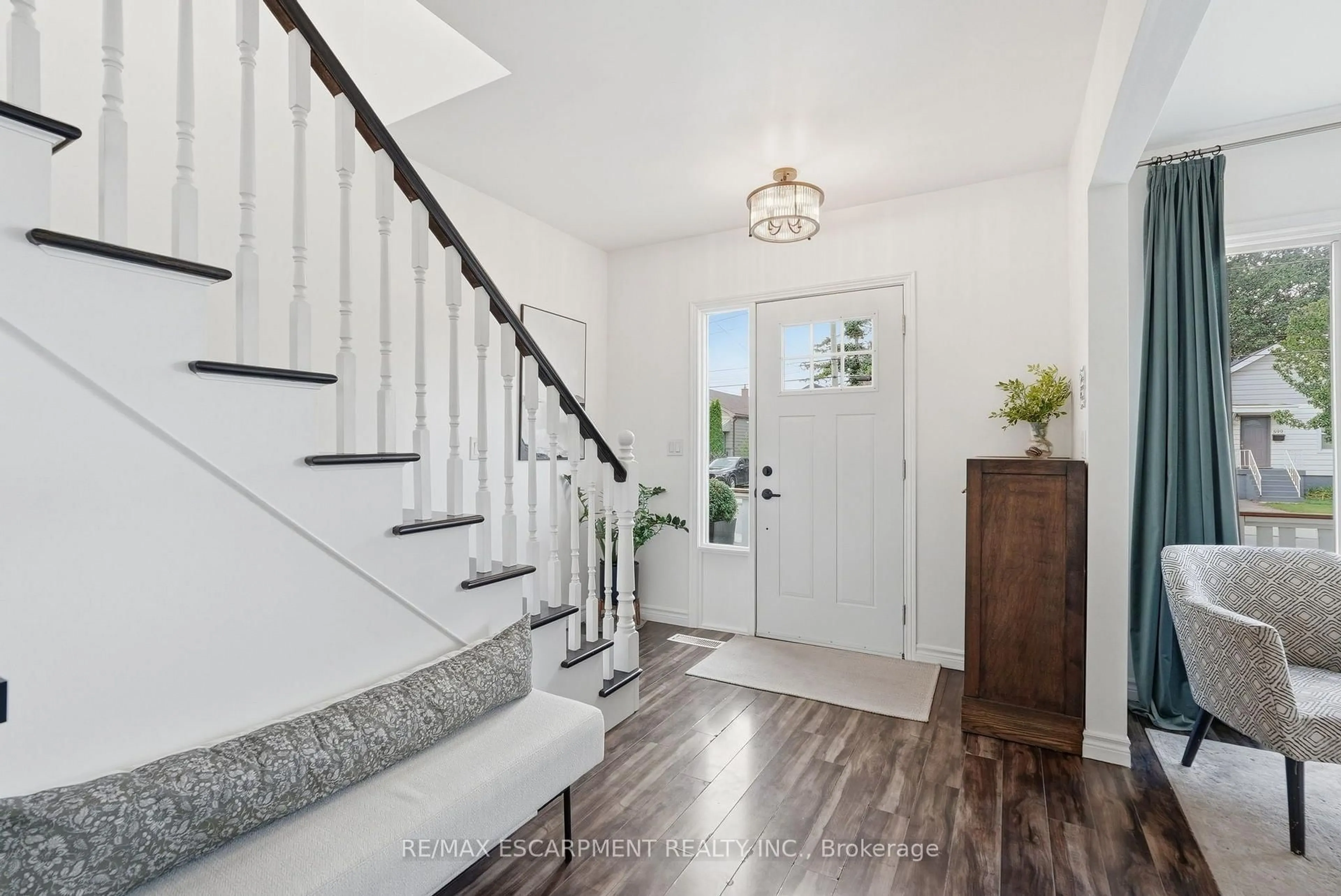 Indoor entryway for 600 Quebec St, Hamilton Ontario L8H 6V4