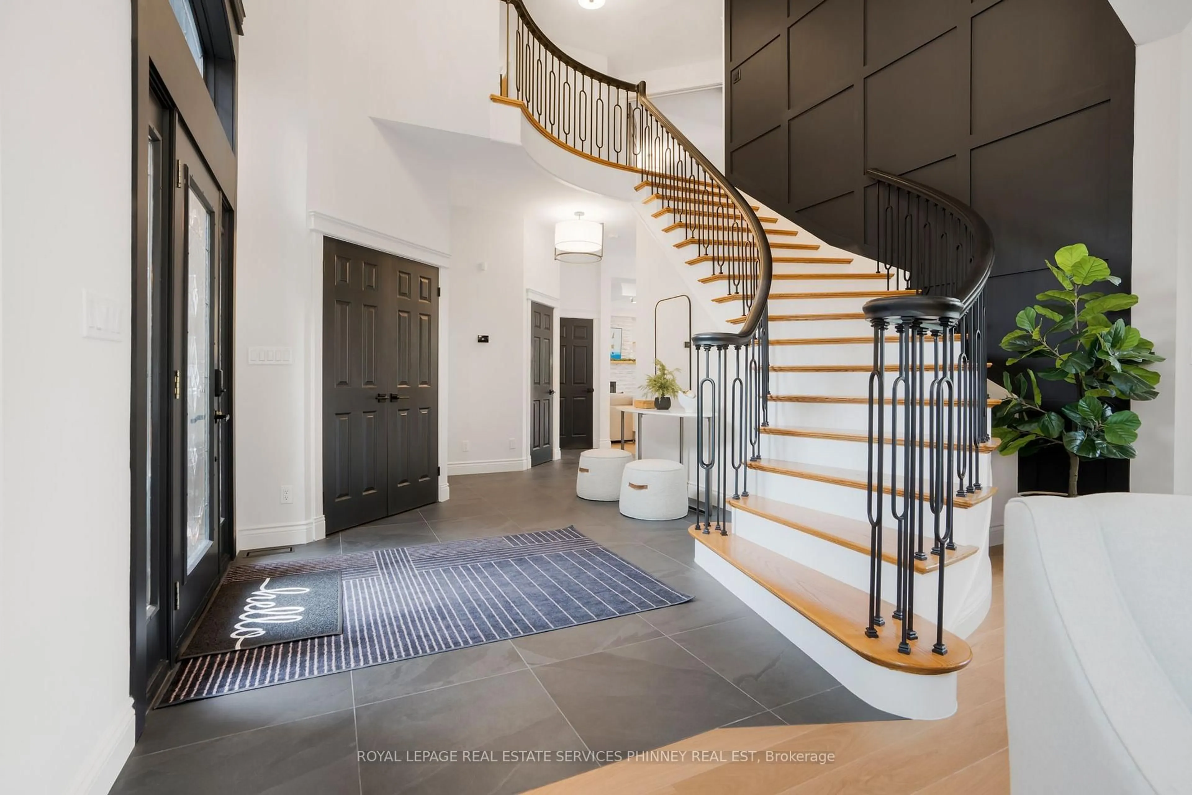 Indoor foyer for 22735 Creek Rd, Chatham-Kent Ontario N7M 5J3