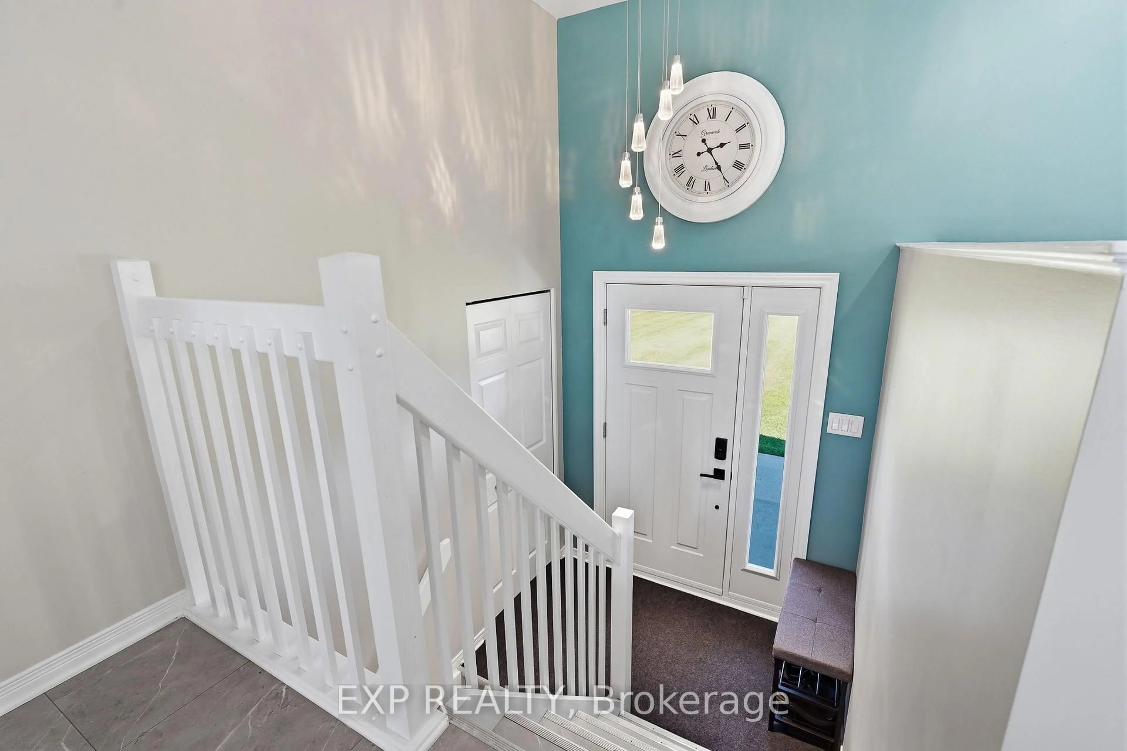Indoor entryway for 120 St Thomas Rd, Russell Ontario K0A 3H0
