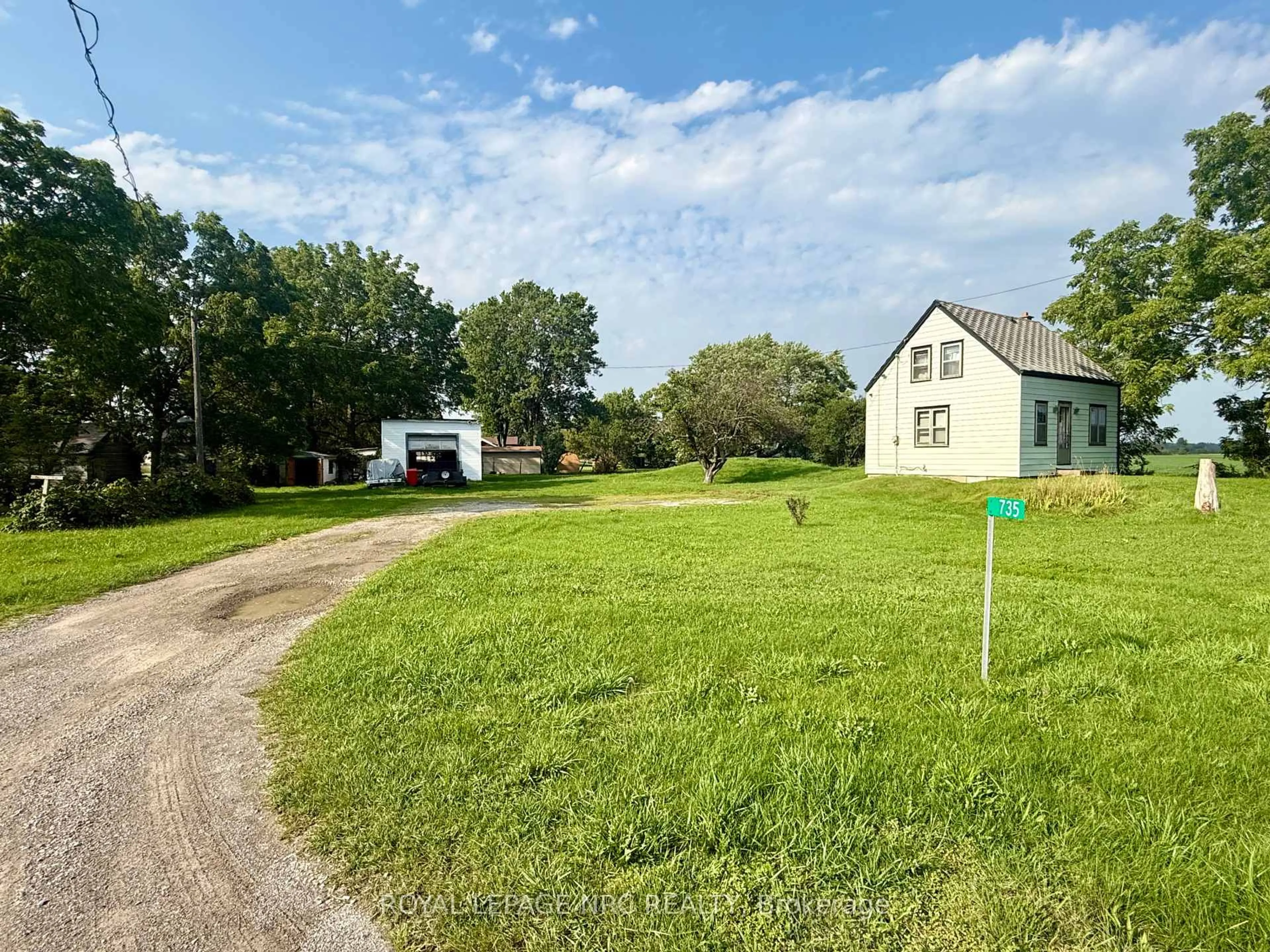 A pic from outside/outdoor area/front of a property/back of a property/a pic from drone, street for 735 Main St, Port Colborne Ontario L3K 5V4