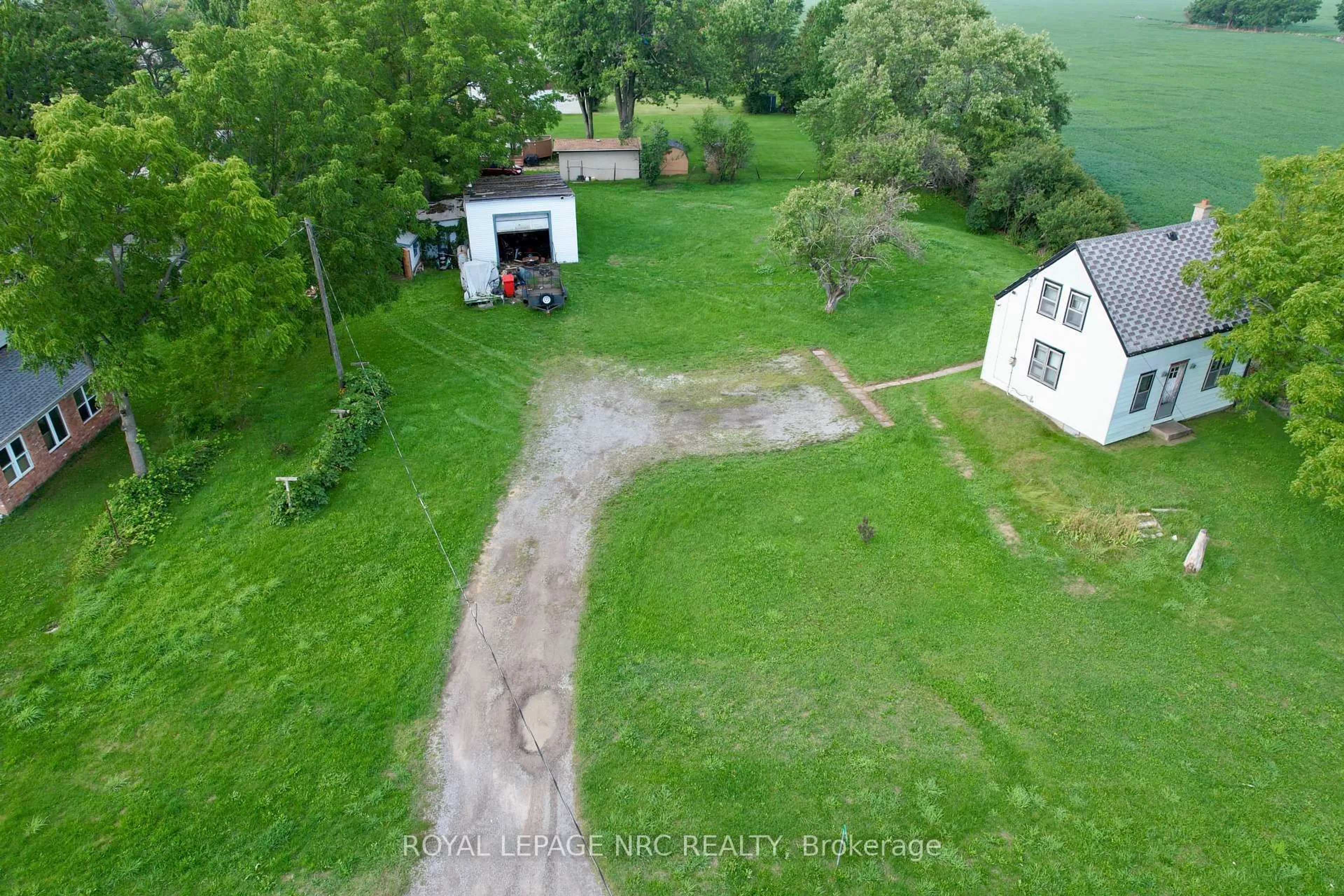 A pic from outside/outdoor area/front of a property/back of a property/a pic from drone, mountain view for 735 Main St, Port Colborne Ontario L3K 5V4