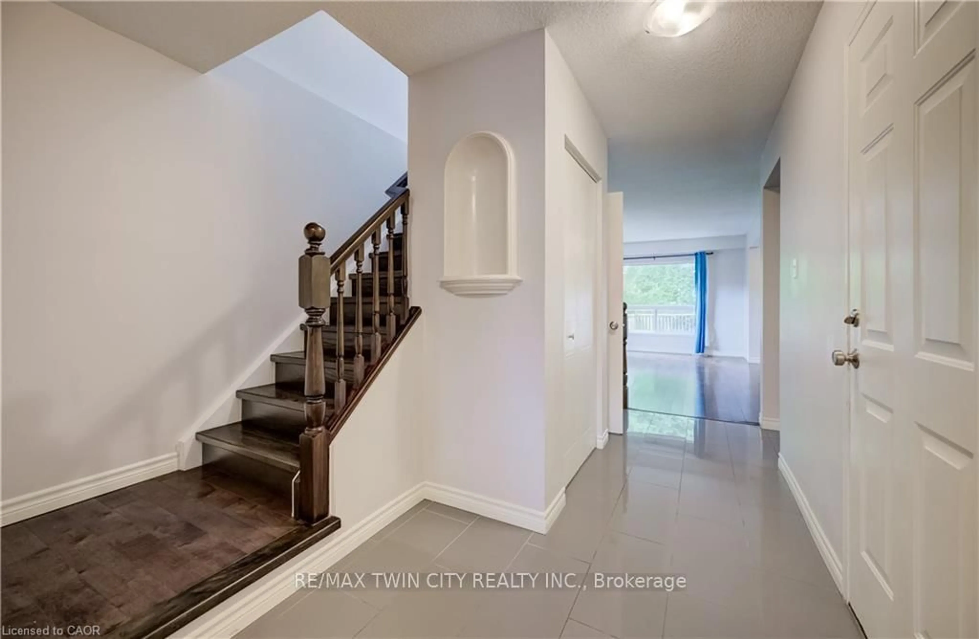 Indoor entryway for 508 VERONICA Dr, Kitchener Ontario N2A 4E8