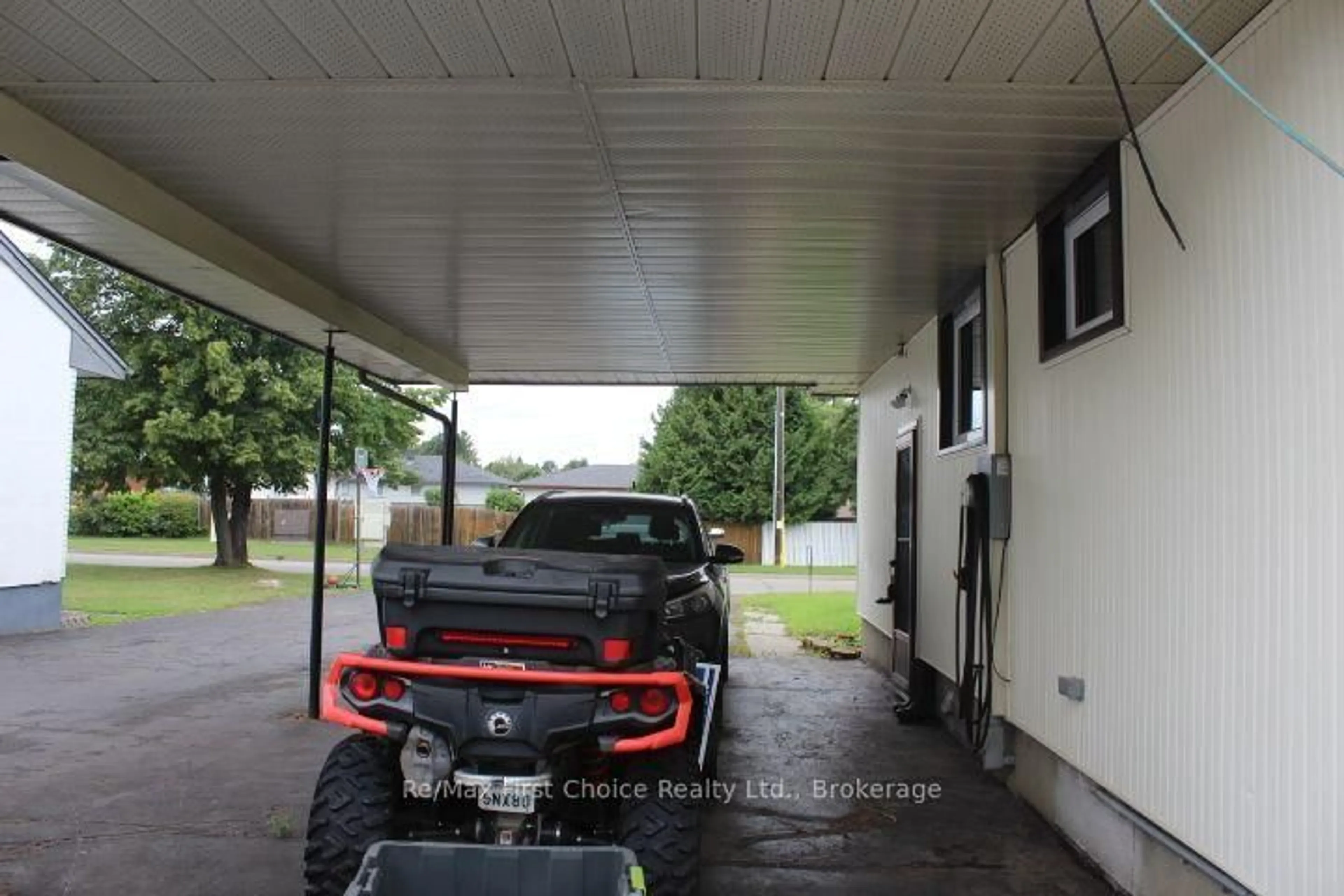 Indoor garage for 2702 Churchill Dr, Thunder Bay Ontario P7C 1V3