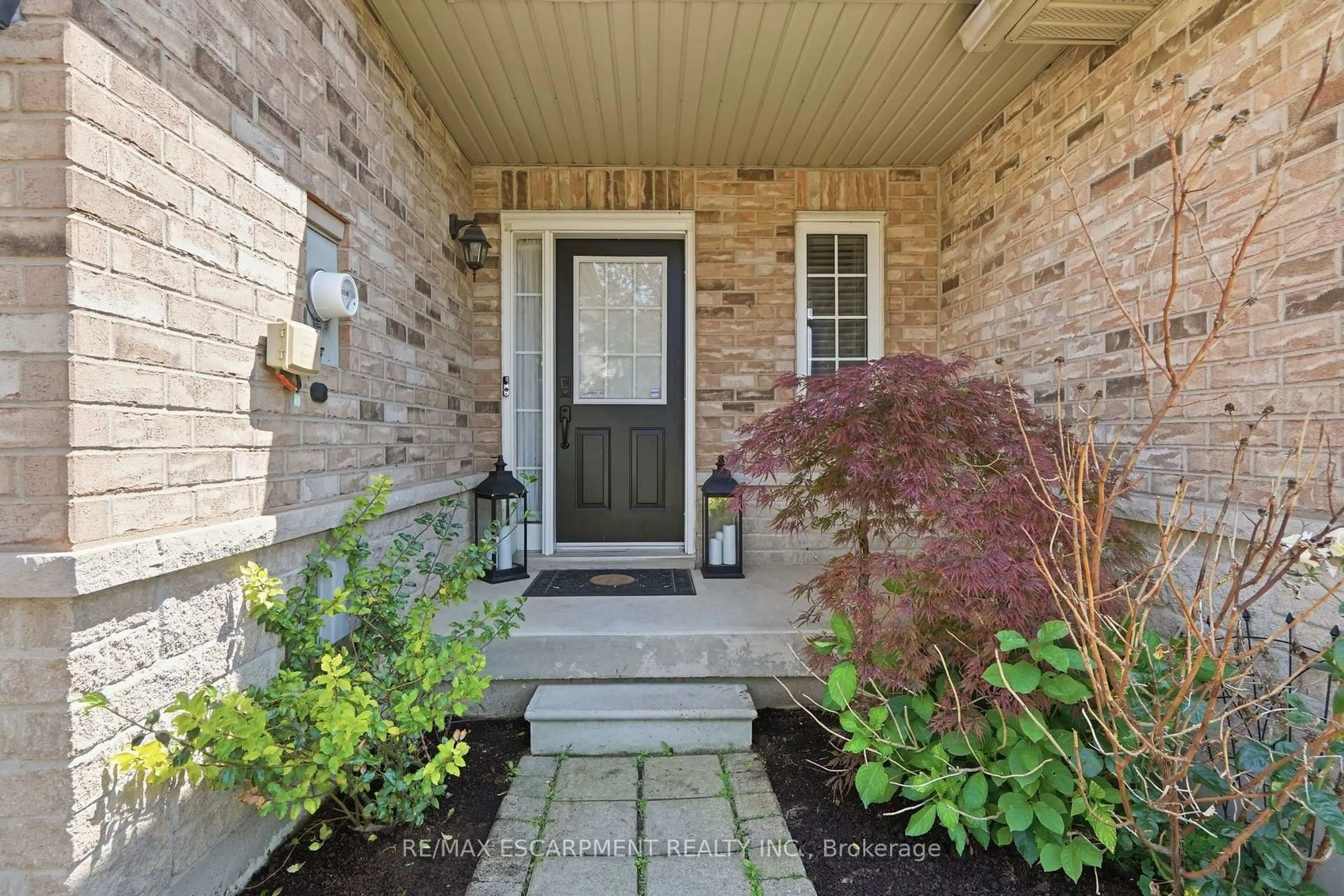 Indoor entryway for 39 PANABAKER Dr #12, Hamilton Ontario L9G 0A2