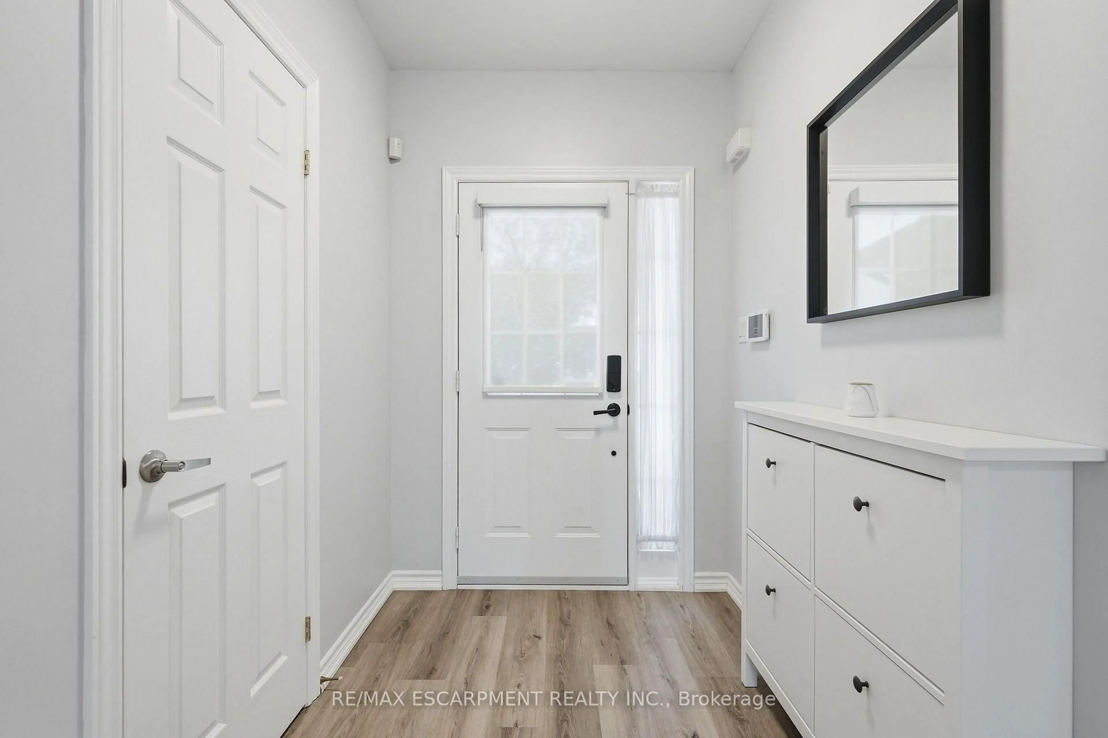 Indoor entryway for 39 PANABAKER Dr #12, Hamilton Ontario L9G 0A2