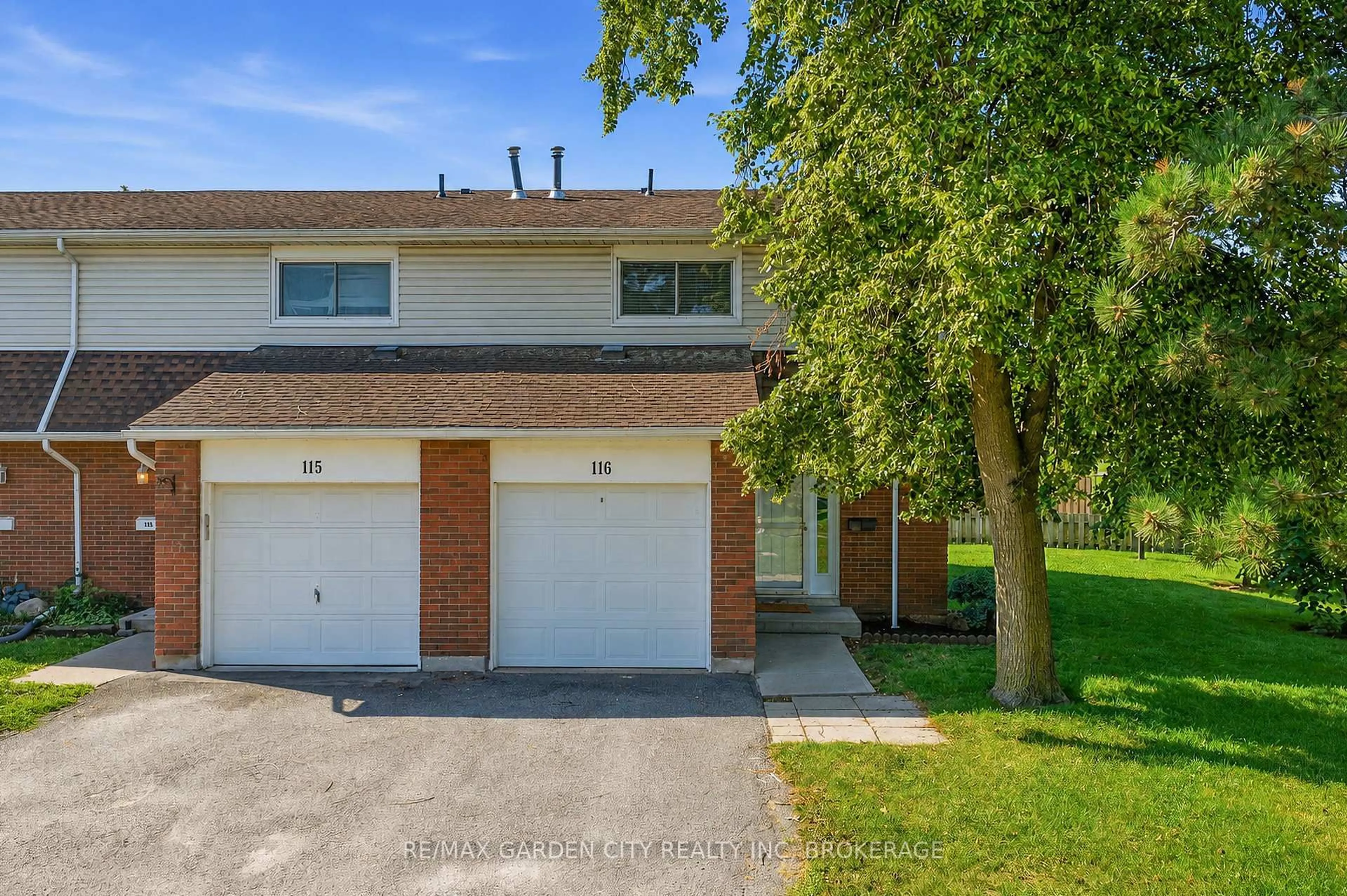 A pic from outside/outdoor area/front of a property/back of a property/a pic from drone, street for 286 CUSHMAN Rd #116, St. Catharines Ontario L2M 6R6
