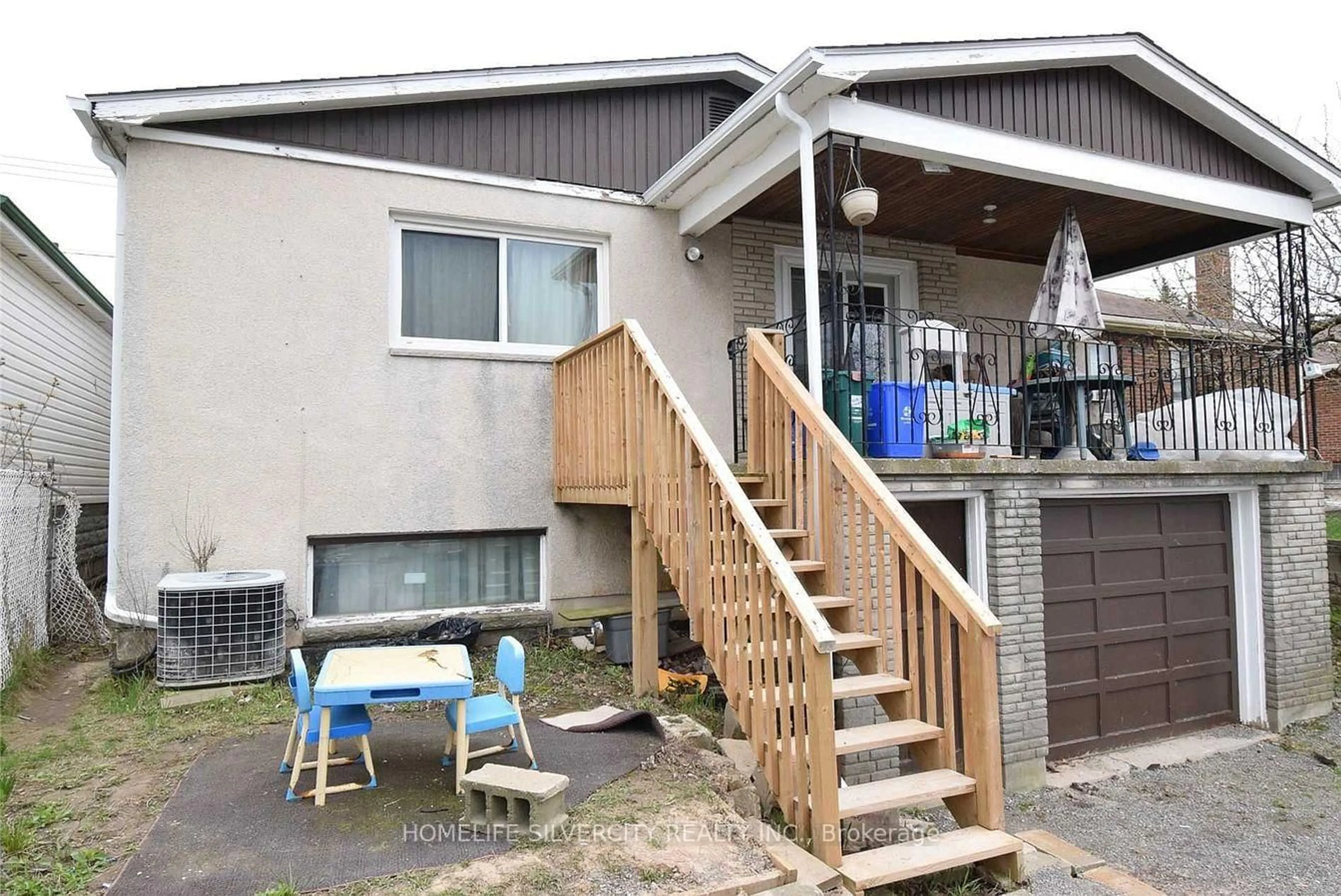 Patio, building for 106 Townline Rd, St. Catharines Ontario L2T 1P7