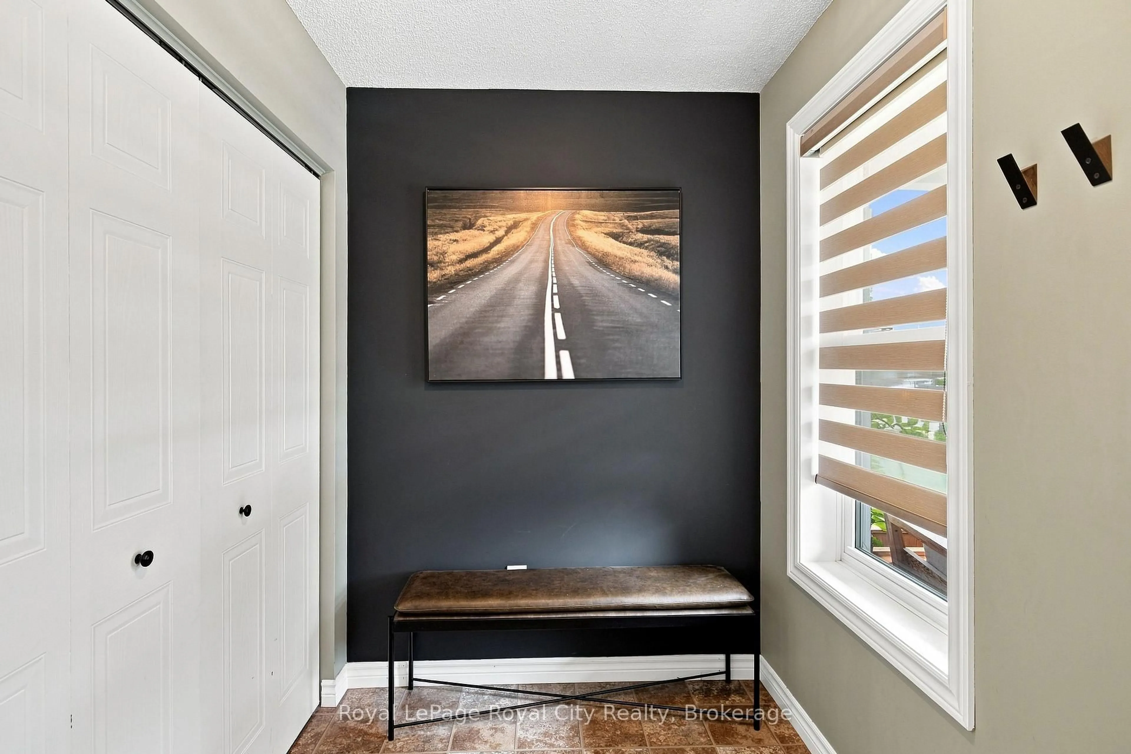 Indoor entryway for 399 STARWOOD Dr, Guelph Ontario N1E 7A3