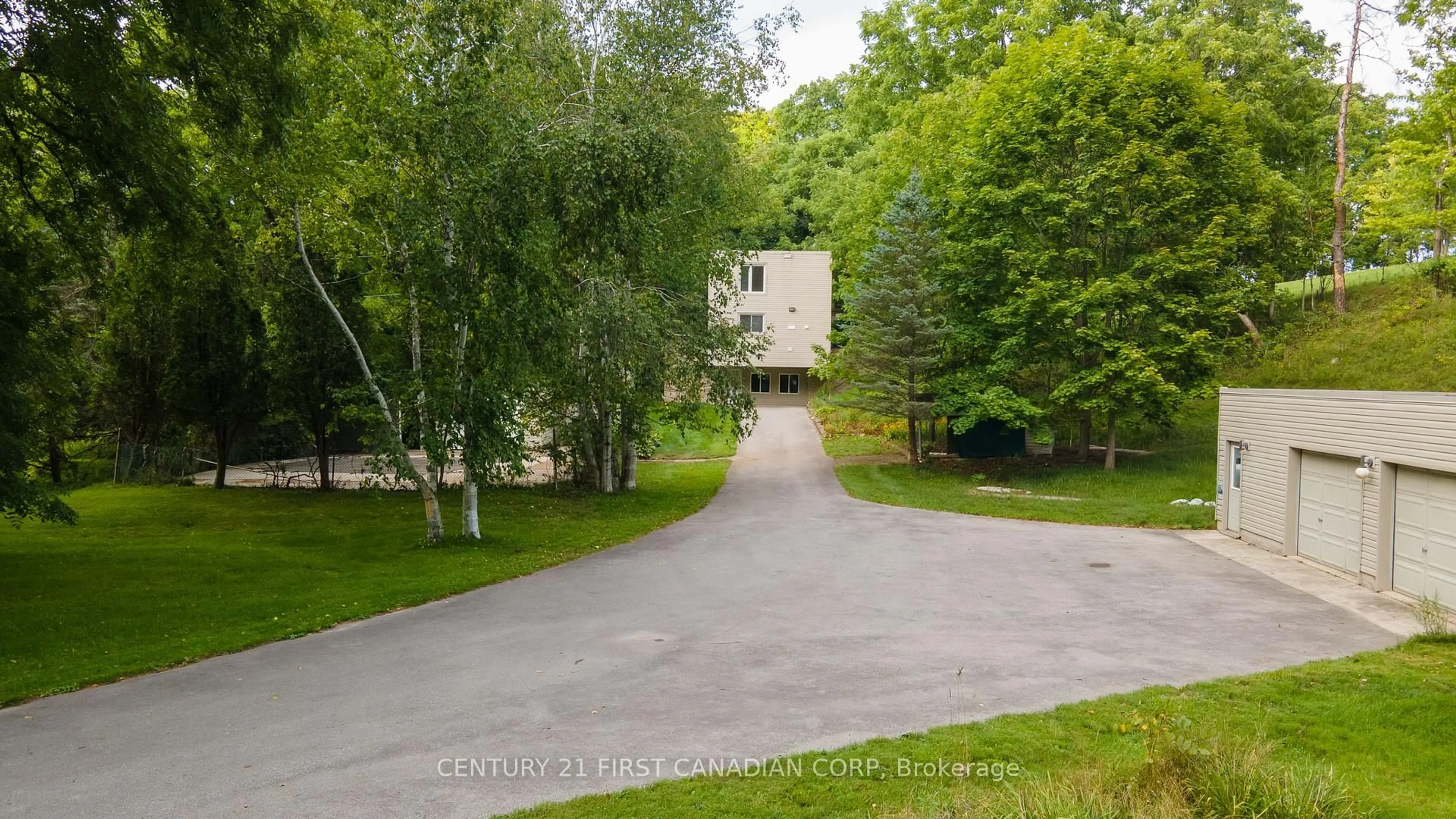 A pic from outside/outdoor area/front of a property/back of a property/a pic from drone, street for 2546 Westdel Bourne, London South Ontario N6K 4R3