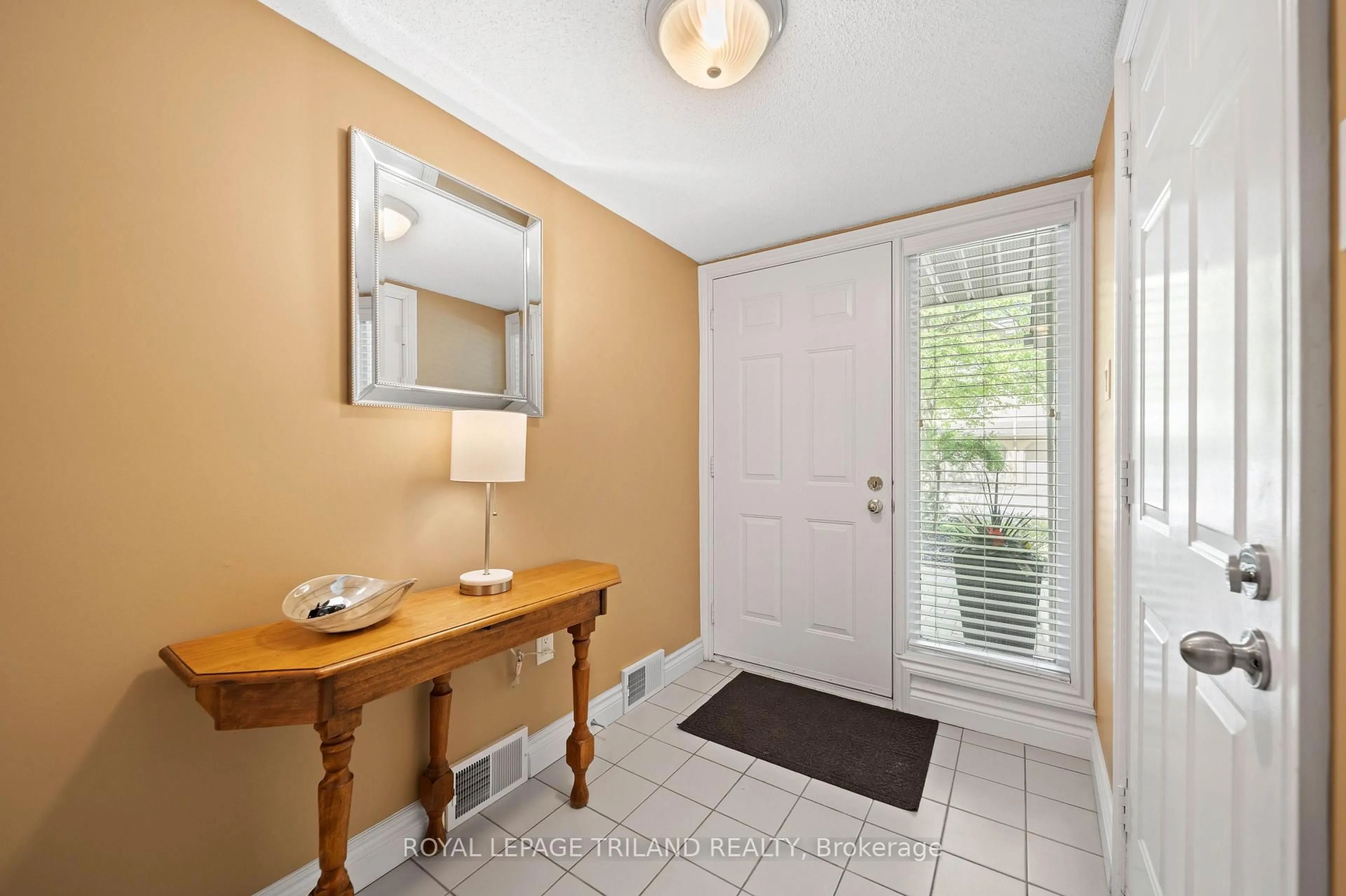 Indoor entryway for 1399 Commissioners Rd #4, London South Ontario N6K 4G9
