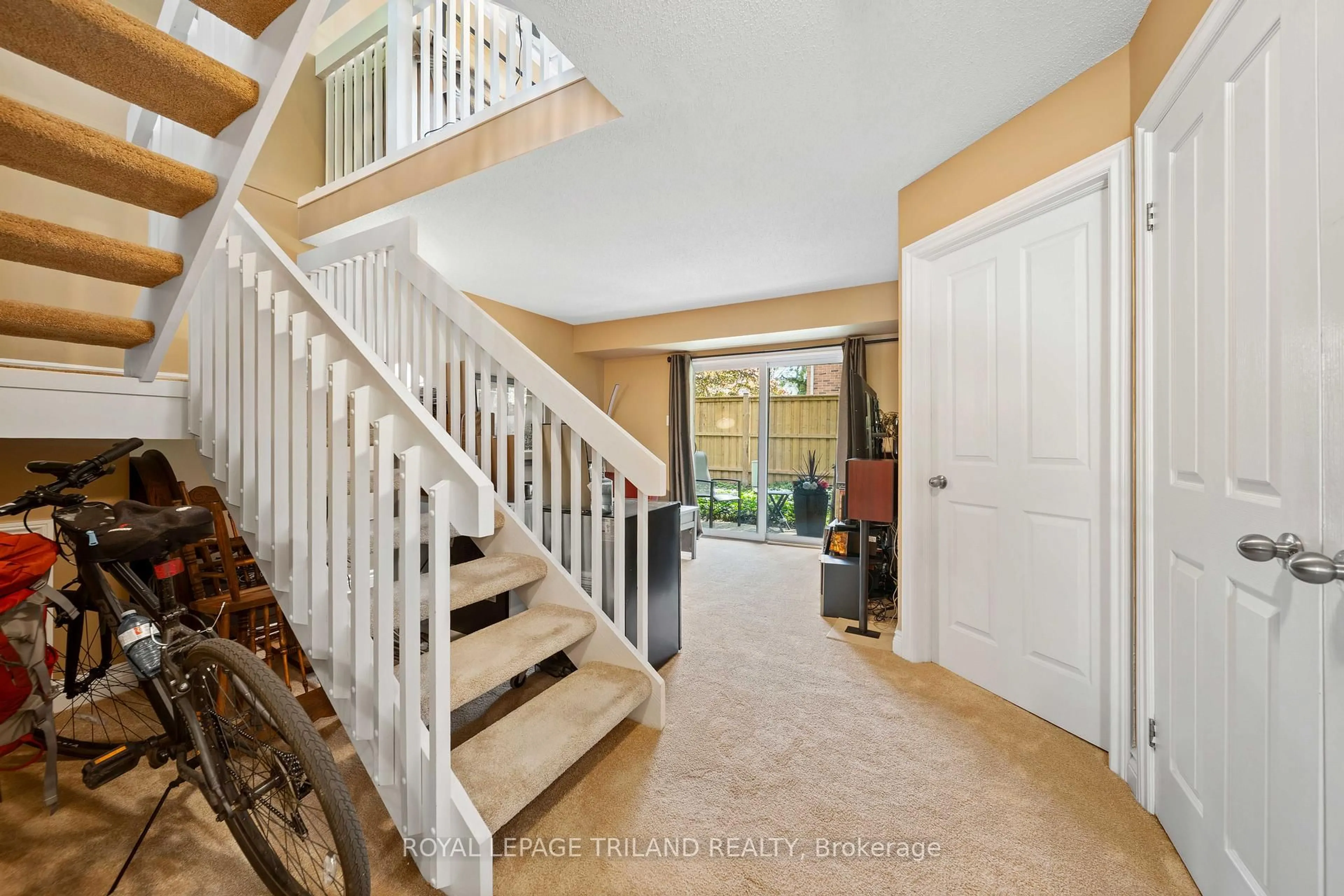 Indoor foyer for 1399 Commissioners Rd #4, London South Ontario N6K 4G9