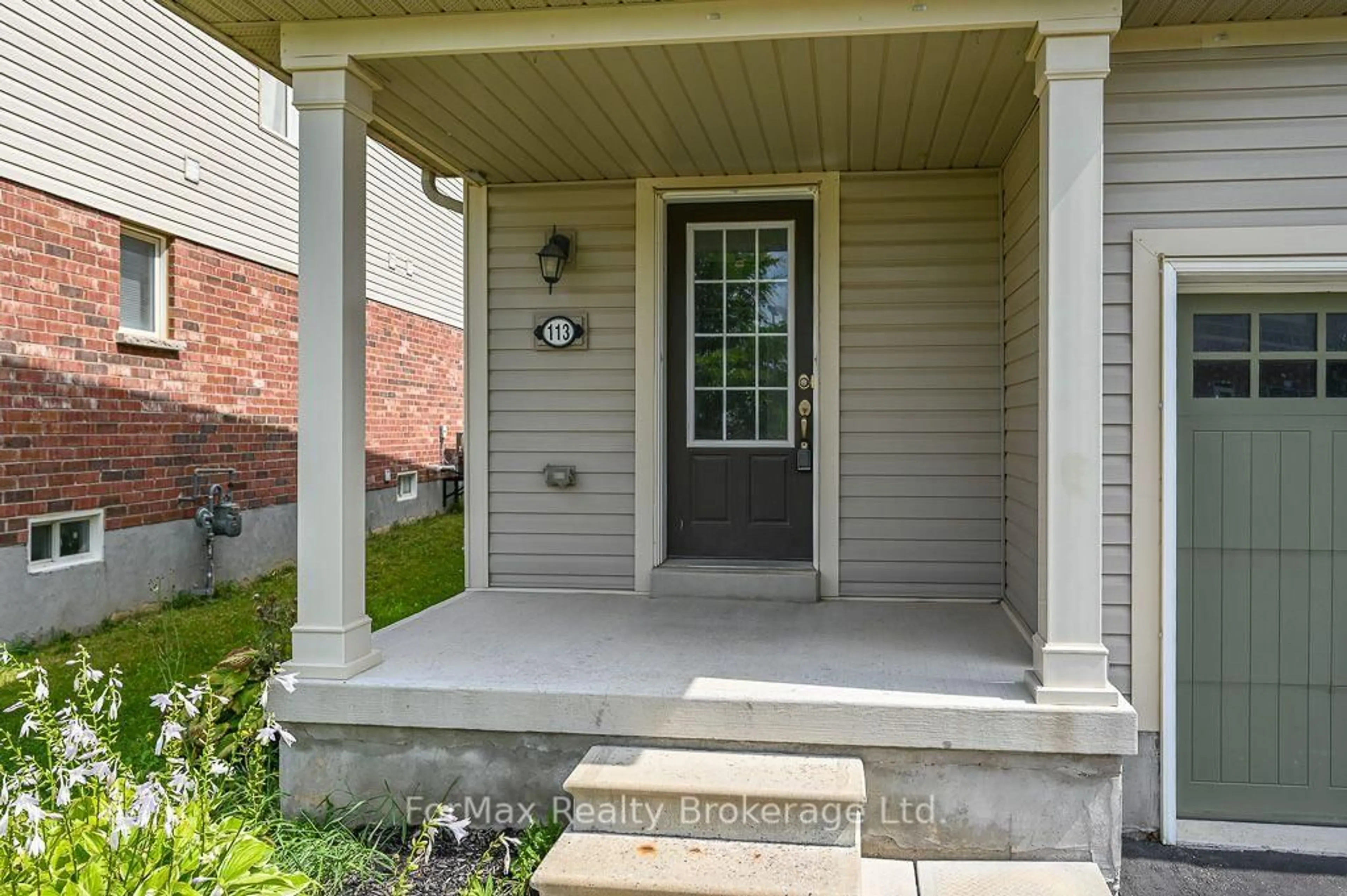 Indoor entryway for 113 English Lane, Brantford Ontario N3T 0N8