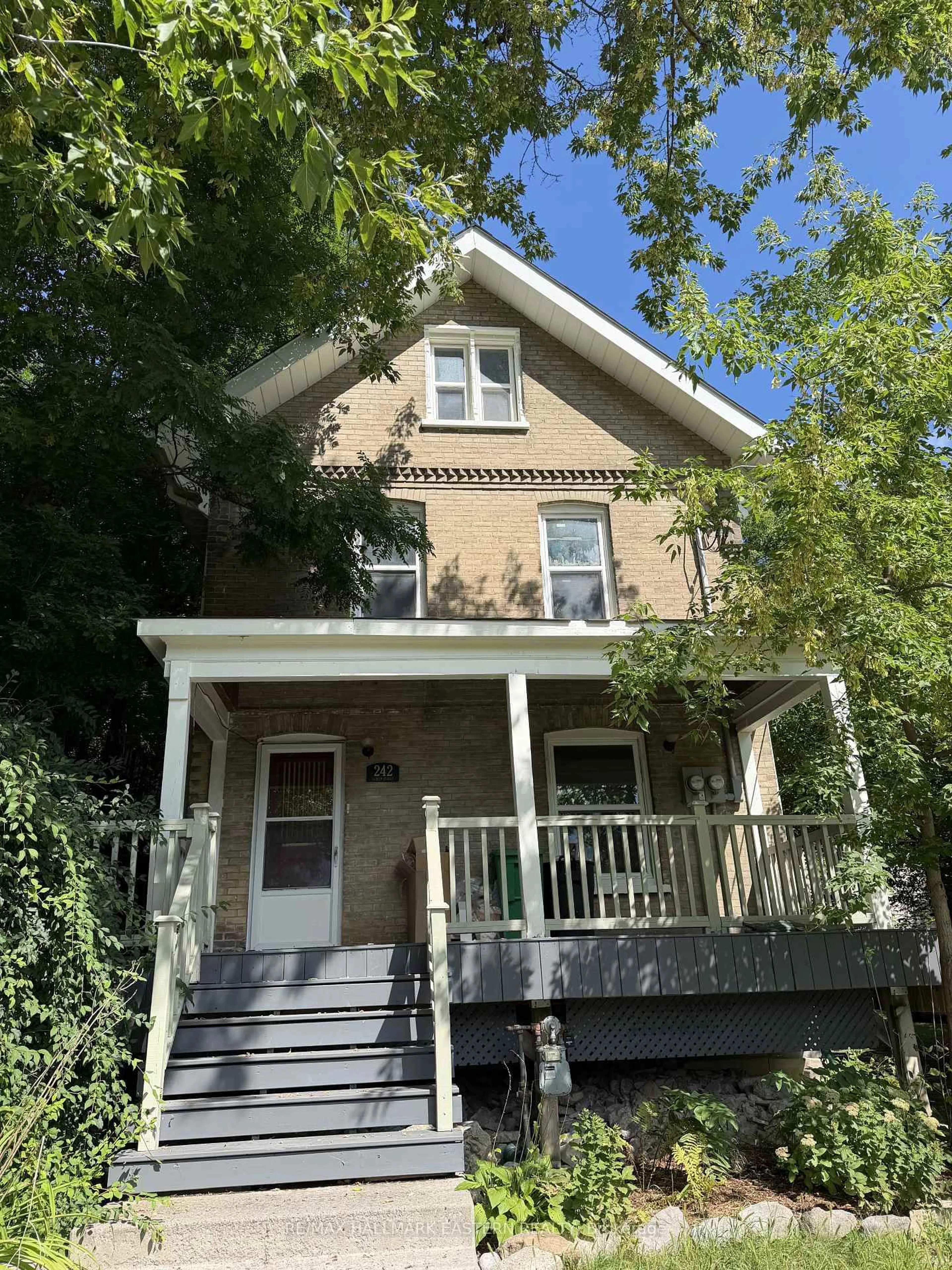 Home with vinyl exterior material, street for 242 Dublin St, Peterborough Ontario K9H 3B8