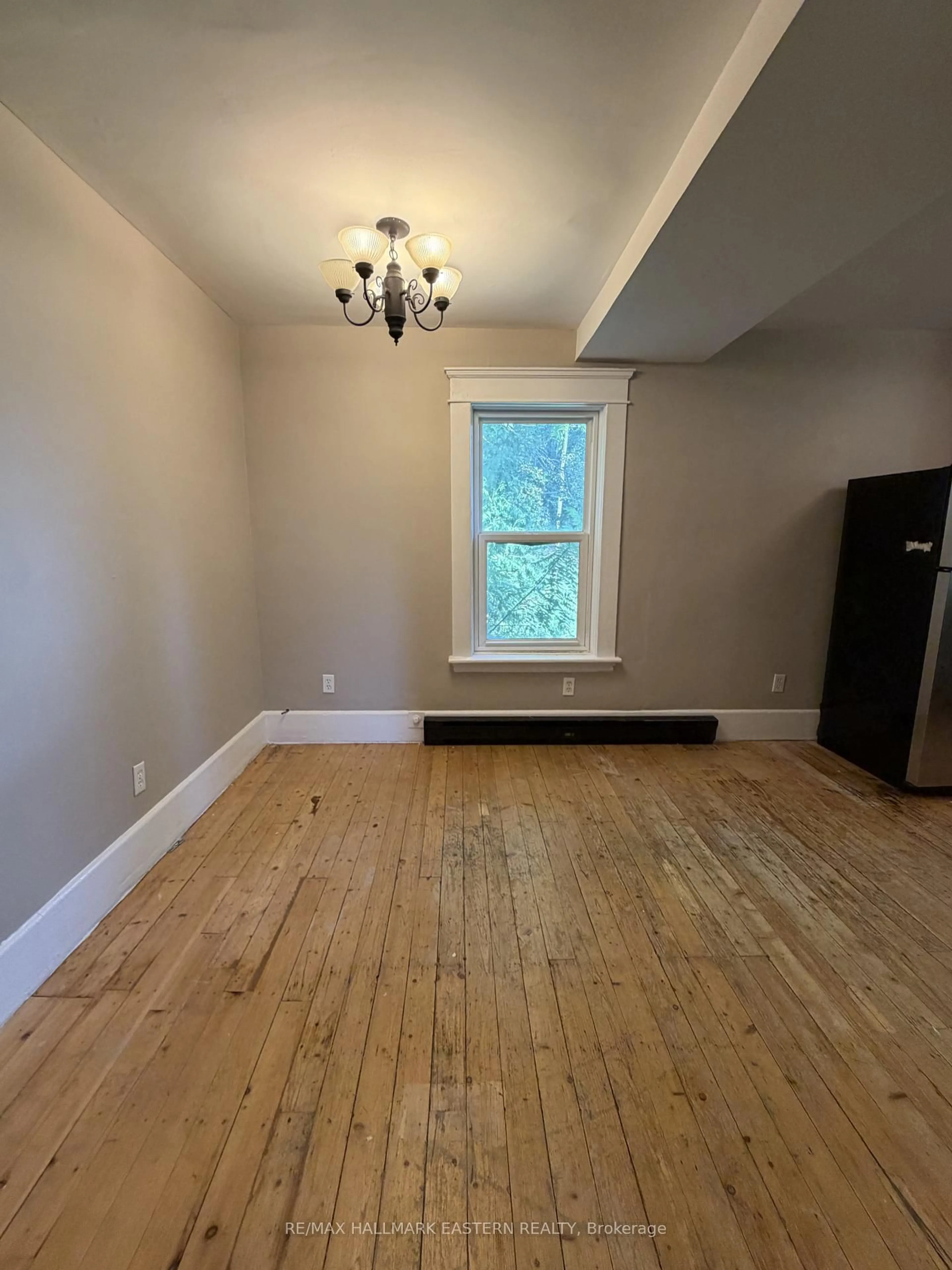 A pic of a room for 242 Dublin St, Peterborough Ontario K9H 3B8