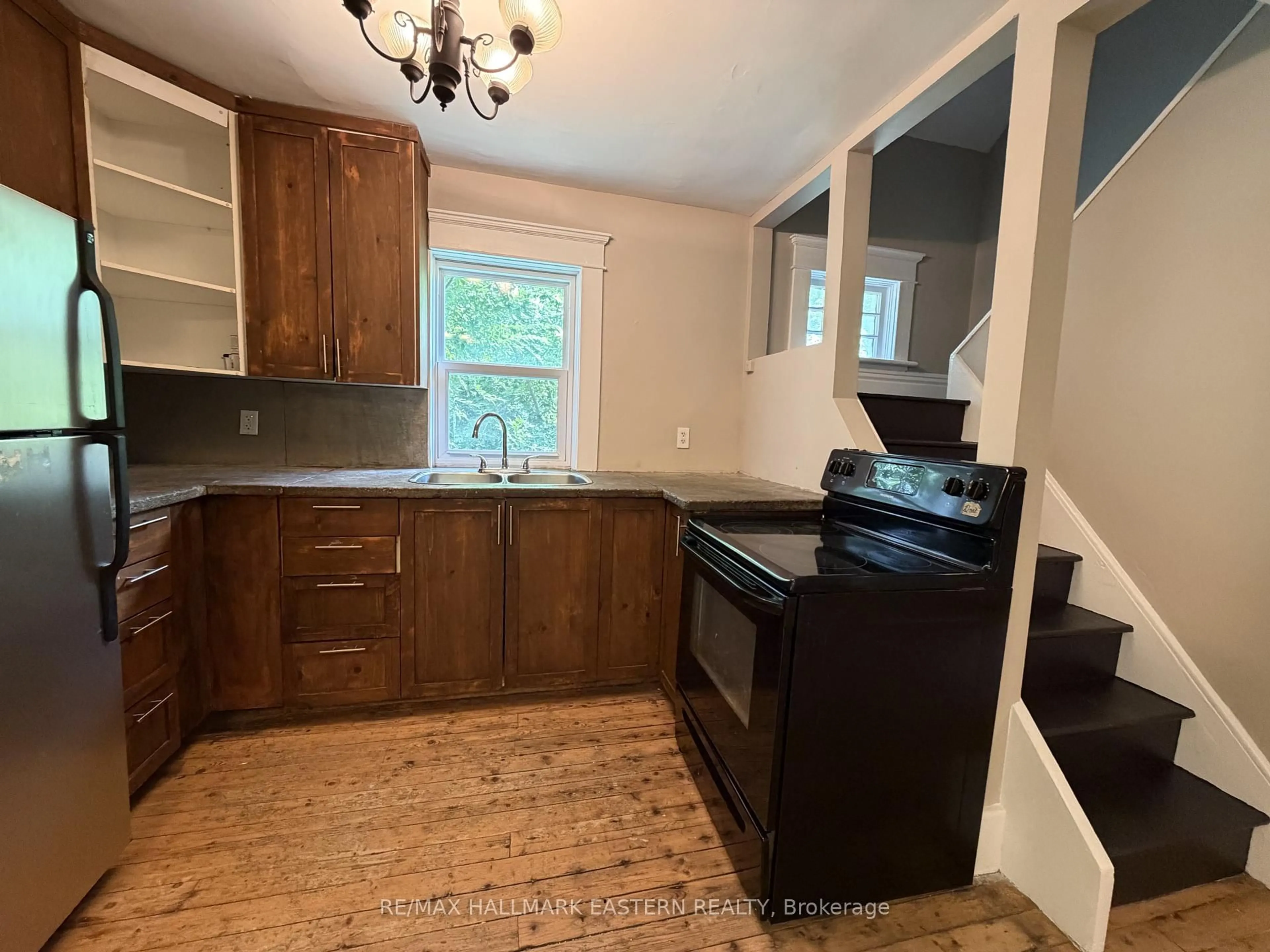 Standard kitchen, wood/laminate floor for 242 Dublin St, Peterborough Ontario K9H 3B8