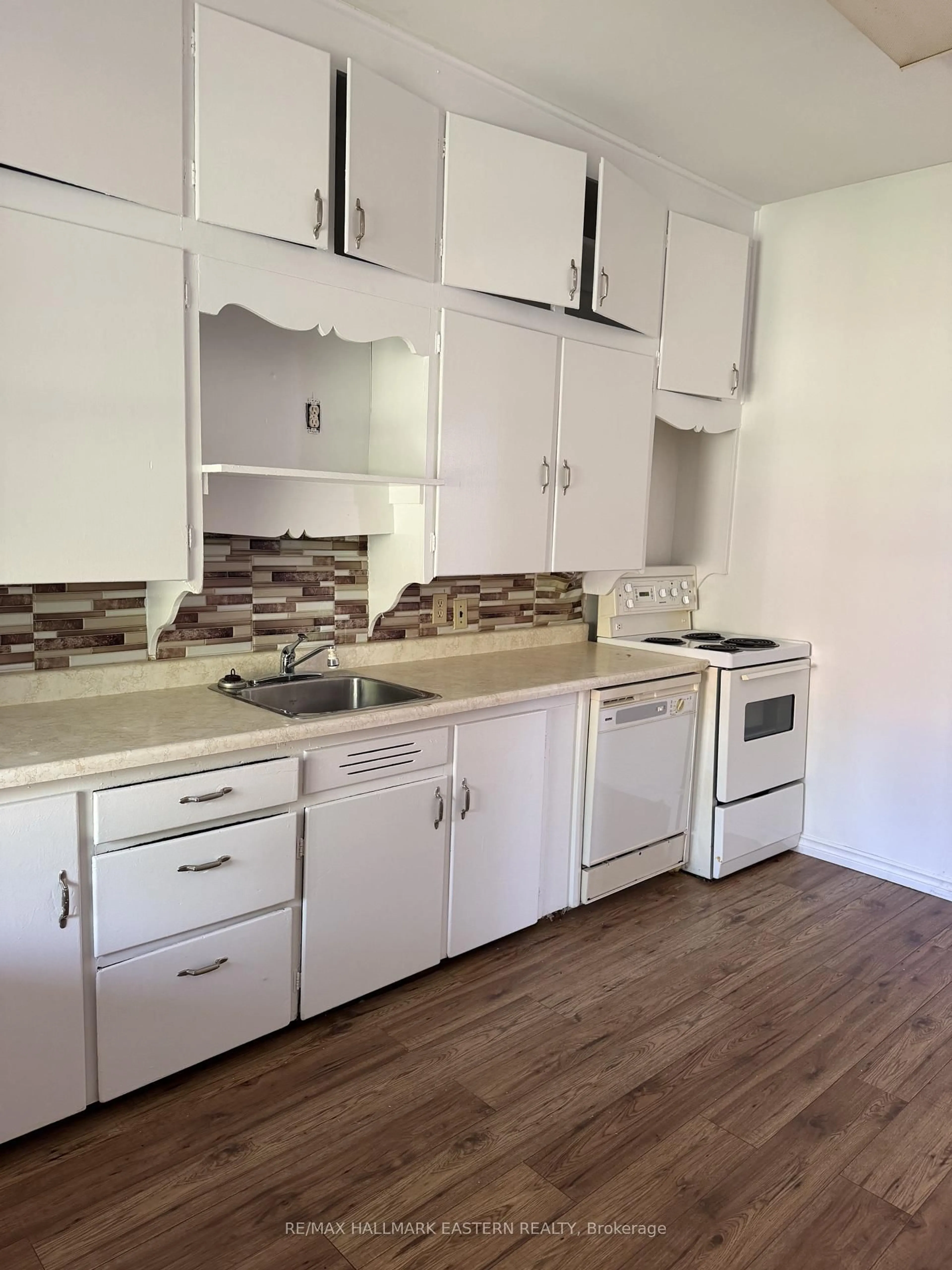Standard kitchen, unknown for 194 London St, Peterborough Ontario K9H 2Y9