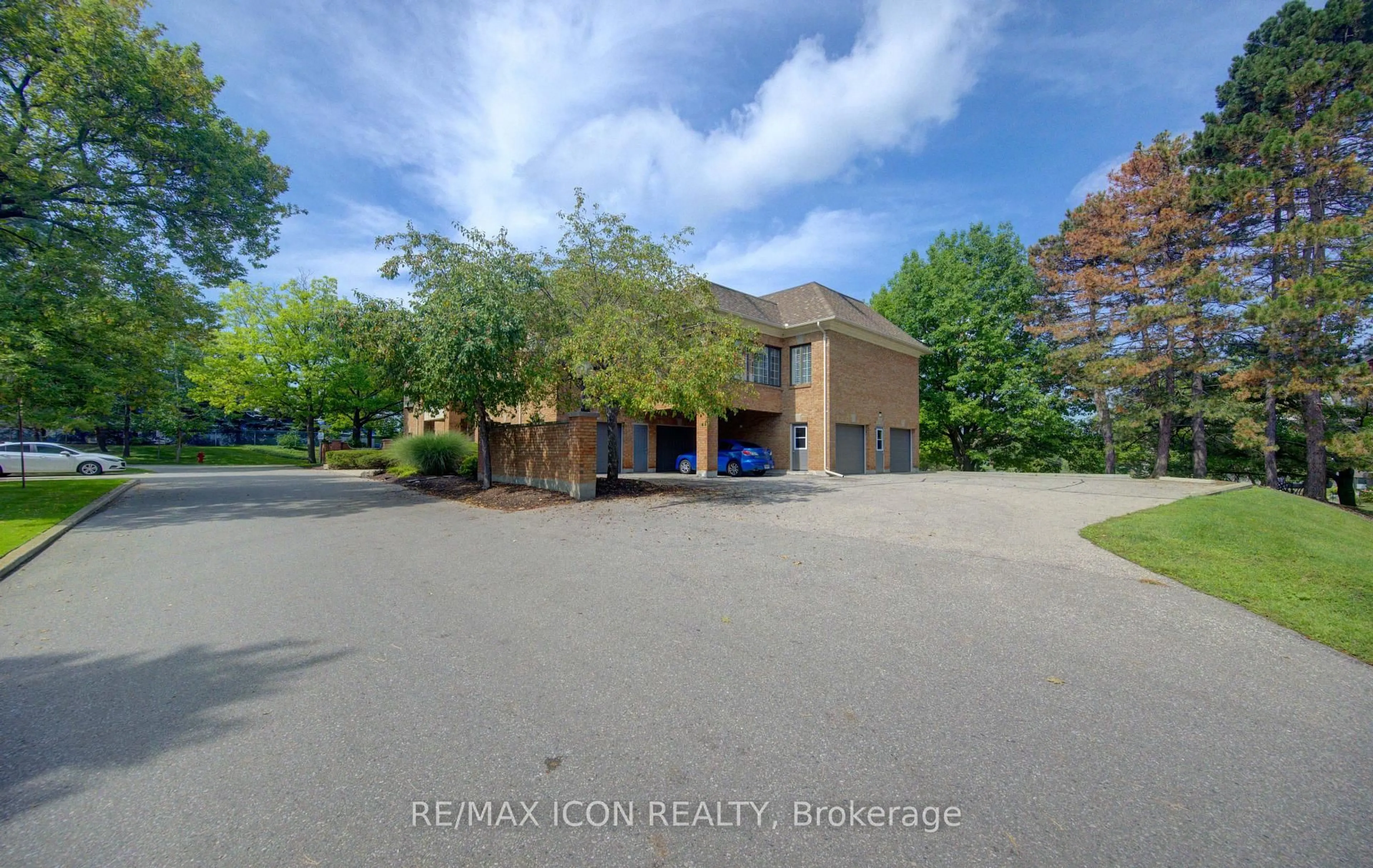 A pic from outside/outdoor area/front of a property/back of a property/a pic from drone, building for 45 Blue Springs Dr #31, Waterloo Ontario N2J 4P1