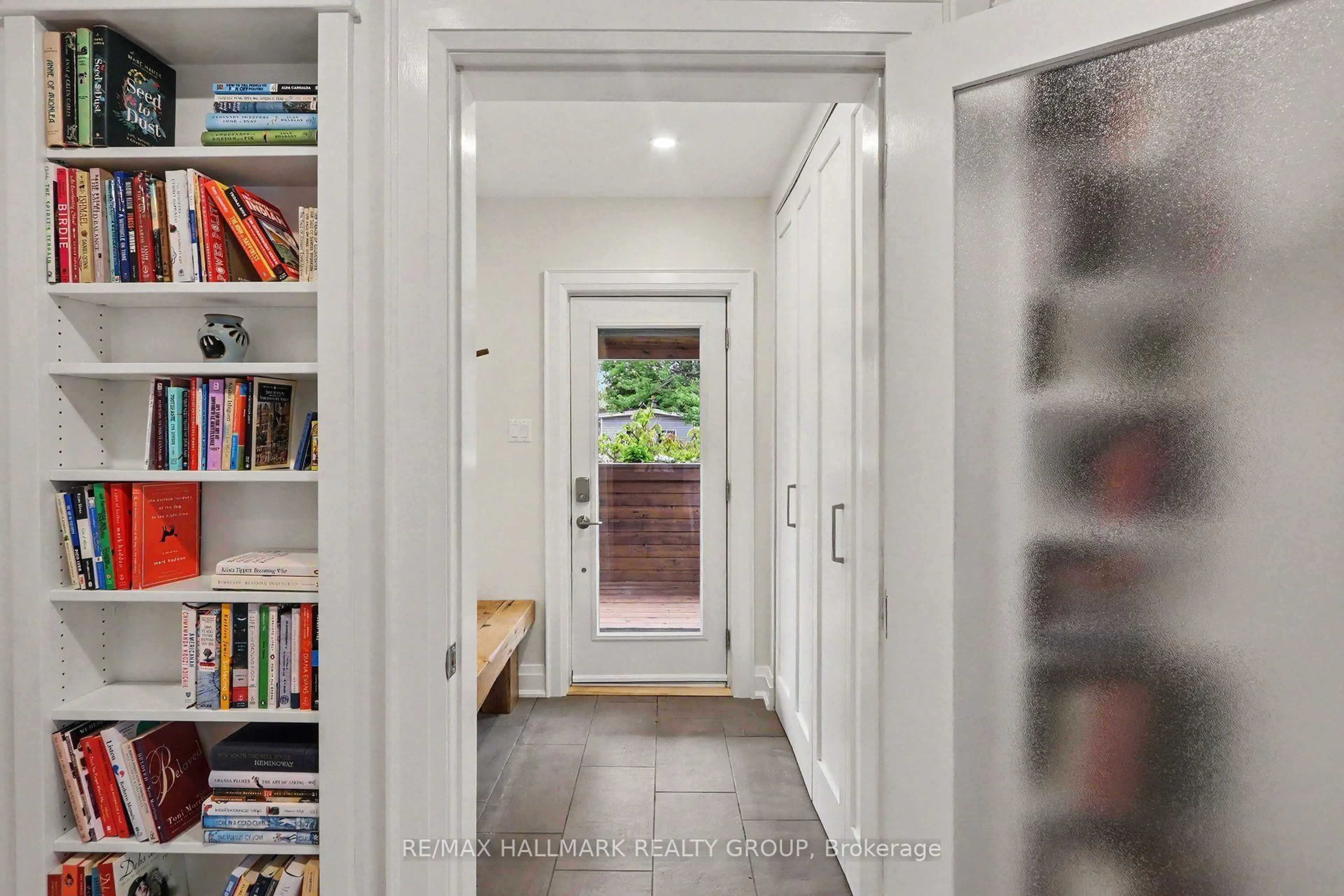 Indoor entryway for 70 Laval St, Ottawa Ontario K1L 7Z6