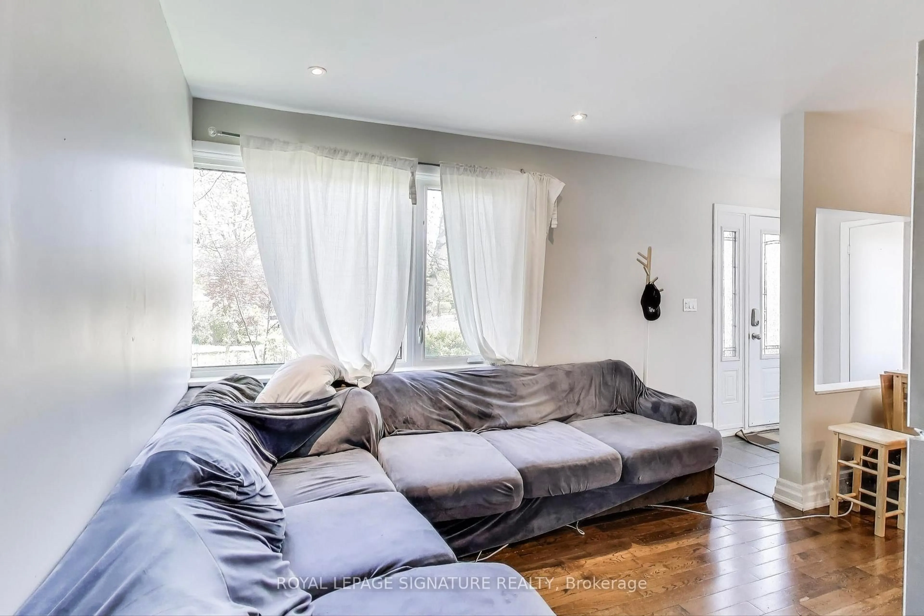 Living room with furniture, unknown for 68 Harold Crt, Hamilton Ontario L8S 2R9