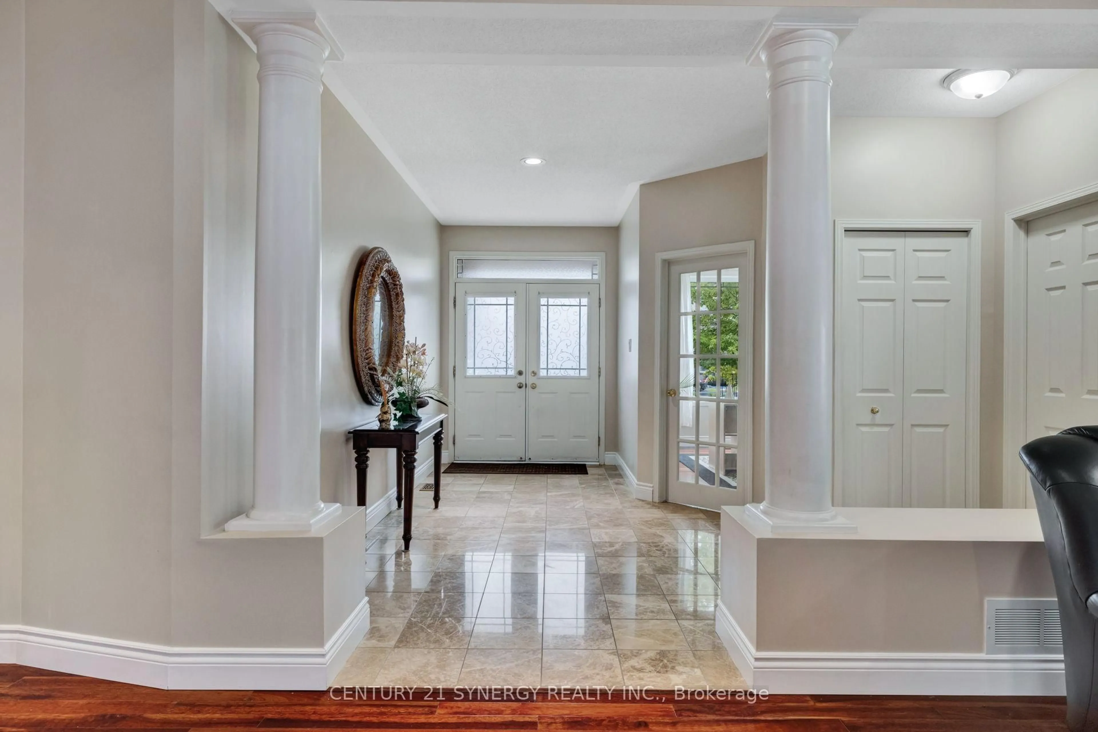 Indoor entryway for 413 Muirland Ave, Ottawa Ontario K4A 5G4