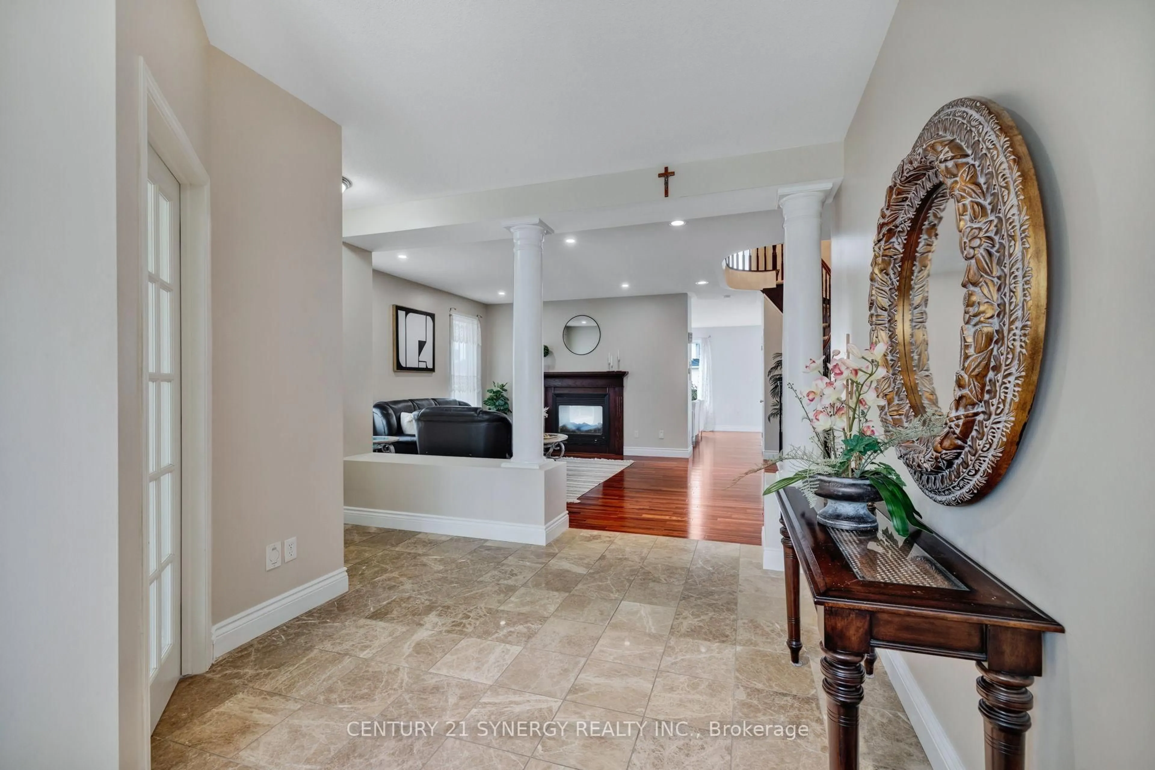 Indoor entryway for 413 Muirland Ave, Ottawa Ontario K4A 5G4