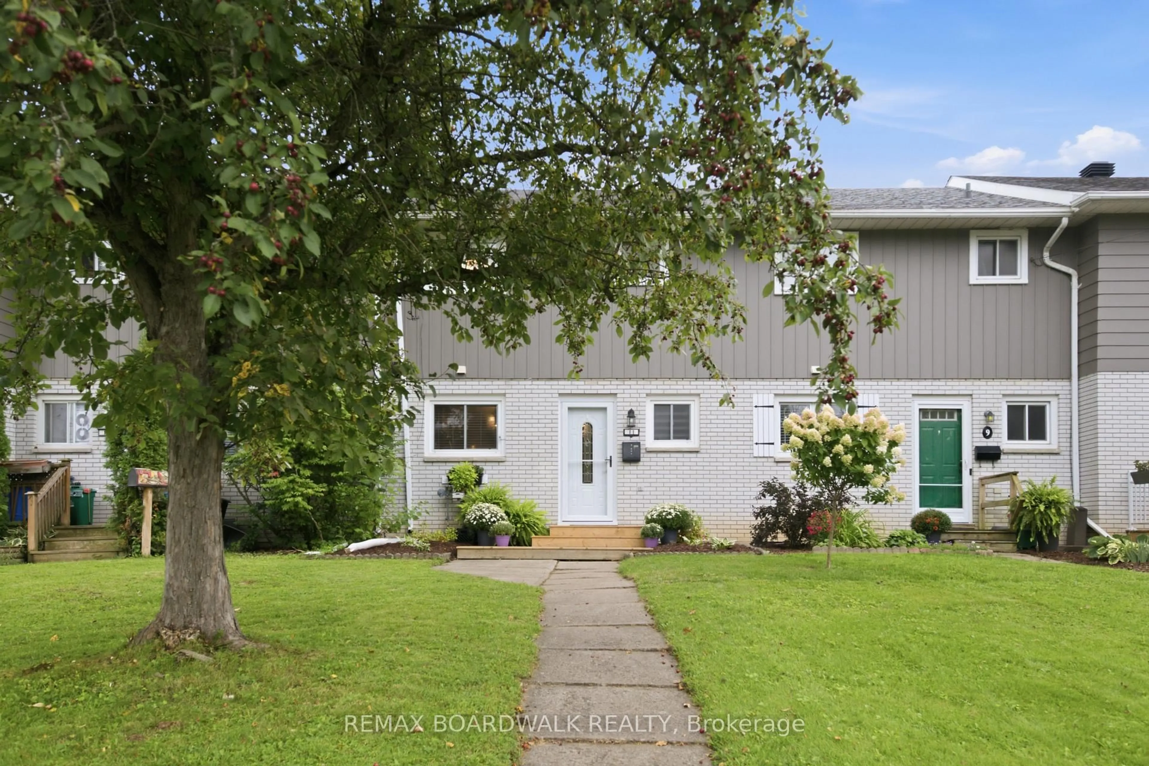 A pic from outside/outdoor area/front of a property/back of a property/a pic from drone, street for 11 Maple Ave, Brockville Ontario K6V 1Y3