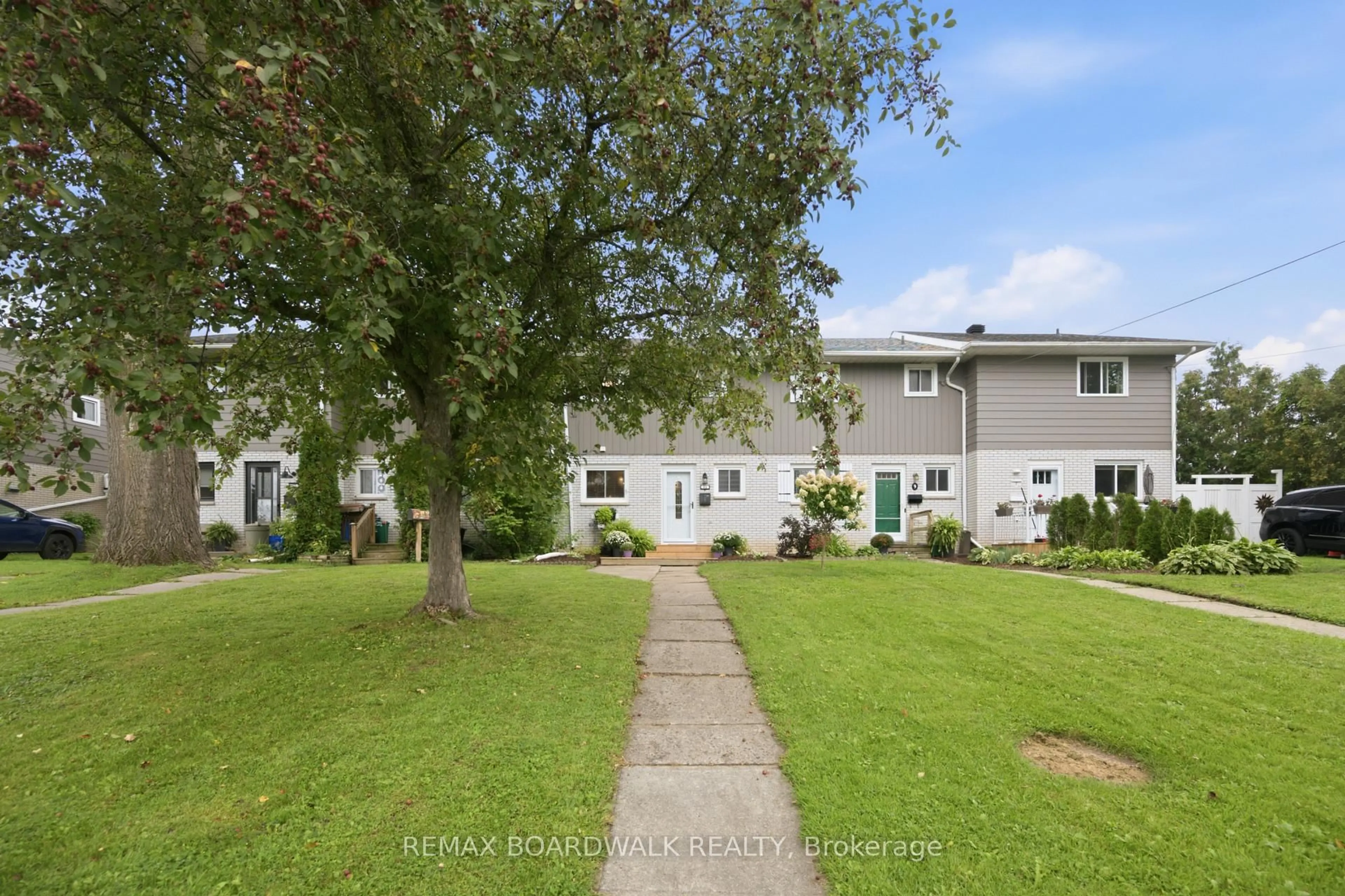 A pic from outside/outdoor area/front of a property/back of a property/a pic from drone, unknown for 11 Maple Ave, Brockville Ontario K6V 1Y3